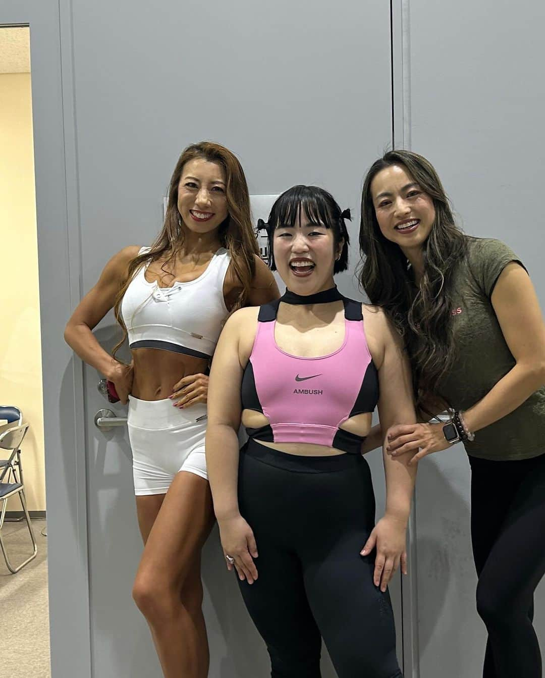 岡部友さんのインスタグラム写真 - (岡部友Instagram)「Wellness Tokyo (@wellnesstokyo_official )3日間無事に終了しました！アンバサダーとしてたくさんの方とお会いできてとても楽しかったです♪ 　 1日目の友梨さん(@yuri.yasui.98 )とのトークショーにはサプライズでゆりやん(@yuriyan.retriever )が登場してくれました❤️  友梨さんから怪我から立ち直るための強さ、ゆりやんからは大幅減量増量のモチベーションなど楽しいお話がたくさんでしたね！  立ち見まで出る盛り上がりで大成功でした☺️ 足を運んでくださった皆様ありがとうございました❤️☺️  最終日にはオリーブオイル🫒のブースでたくさん買えました♪ 喉が痛くなって咳き込むオリーブオイルを探してると言ってみてまわりました(笑)はっ？て顔されたけどグイグイ聞いたよw  咳き込む系結構ありましたね！あの喉ピリピリさせる成分がオレオカンタールという抗酸化物質が豊富な証拠☝️ オリーブを摘んでからオイルにして瓶詰めするまで4時間から5時間というスピーディーなオリーブオイルも発見！  来年のWellness Tokyo (@wellnesstokyo_official )はさらに拡大して開催予定！チェックしてみてね！  #wellnesstokyo2023 #ゆりやんレトリィバァ #安井友梨 #岡部友 #ウェルネス東京 #美尻 #臀筋 #骨盤底筋 #スパイスアップフィットネス」12月1日 16時31分 - tomo_fitness