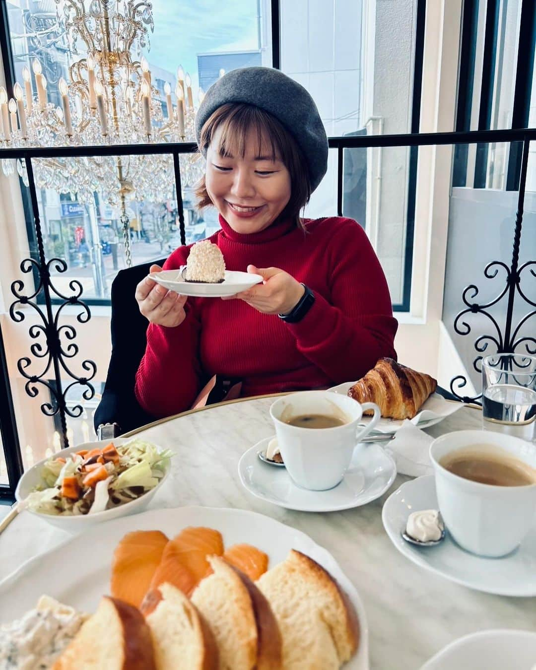 小出真保のインスタグラム：「存在は知っていたけど一度も入ったことがなかった🇫🇷フランス菓子のお店🇫🇷、お友達に連れてってもらった☕️。 クロワッサン🥐が美味しすぎて、ビビった。これは毎朝食べたいなと思うクロワ🥐。このクロワすごいよ、フランスで修行をつんだだけあります（想像だけど）。本店はパリにあることは本当🥐。感動しました。🥐　#🇫🇷 #🥐」