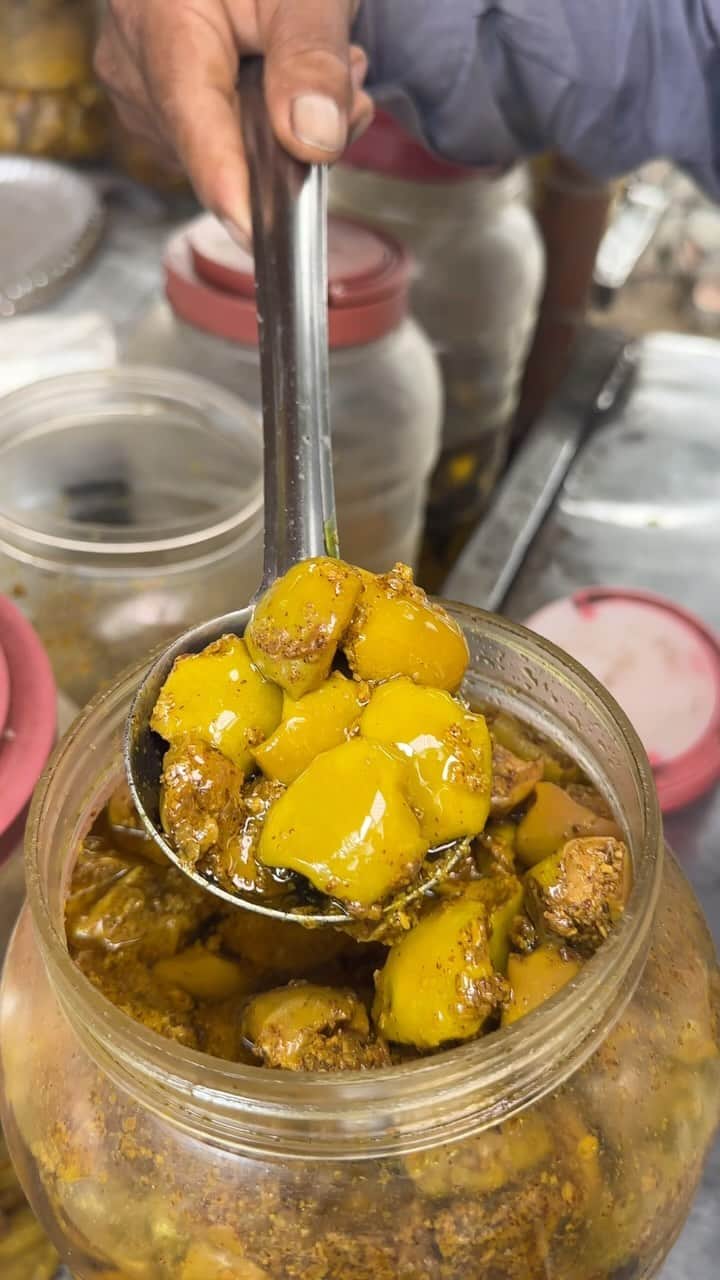 Karan Duaのインスタグラム：「Anokhe Paranthe Wale Pe Apko Milega 20+ types of Achaar with parantha in agra  #dilsefoodie #food #parantha #achaar」