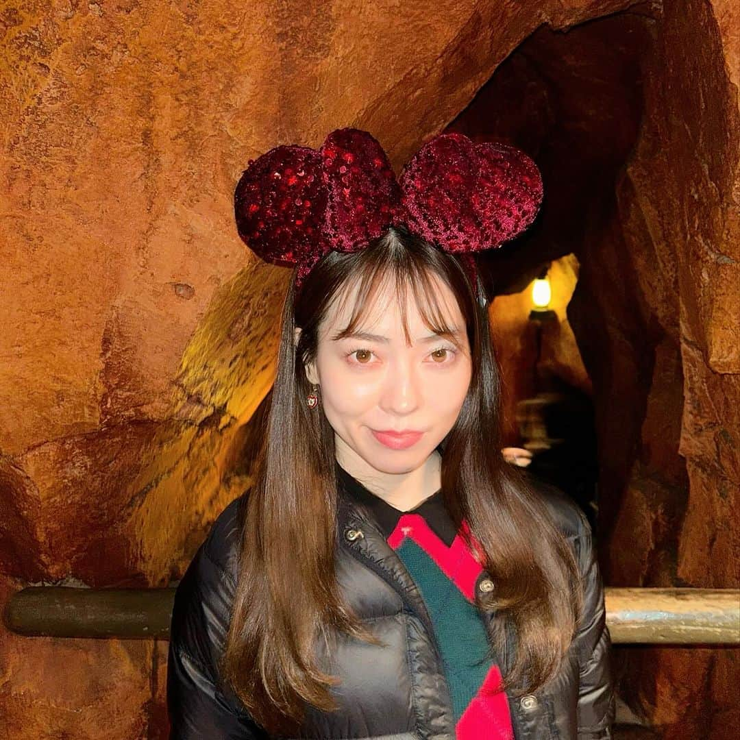 冨岡瑞希のインスタグラム：「. Disney♥️💚🖤  #disneyland #xmasdisney  #次は偶数で行こうね」