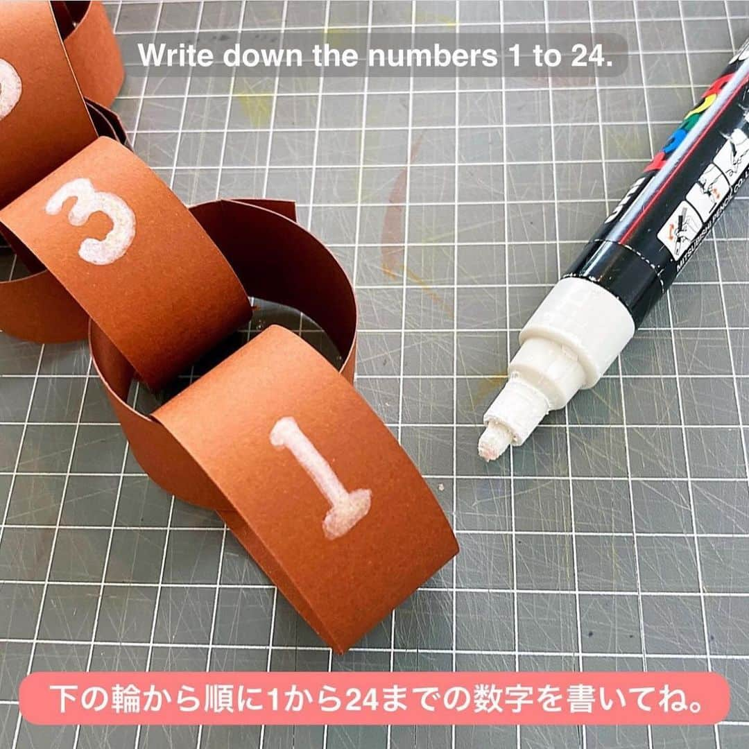 4yuuu!さんのインスタグラム写真 - (4yuuu!Instagram)「今日から12月がスタート‼️ クリスマス🎄までのカウントダウンを楽しめる🪅 アドベントカレンダー📅の作り方をご紹介🎅  今回は、 @nijiirokobo さんの投稿をお借りしてご紹介します♪ ＝＝＝＝＝＝＝＝＝＝＝＝＝＝＝＝＝＝＝＝＝＝＝＝＝ 【簡単かわいい】輪つなぎアドベントカレンダー!🎄DIY Paper Chain Advent Calendar   ちびっ子も楽しく作れる♪ 輪つなぎのアドベントカレンダー。12月に入ったら、下の輪から順番に毎日1つずつハサミで切ってカウントダウンします。  クリスマスが近づくにつれてどんどん鎖が短くなっていき、クリスマス当日には可愛いお顔だけがちょこんと残りますよ。☺️  まだ日にちの感覚がいまいち分からない小さなお子さんも、鎖の長さを見て、クリスマスまであとどのくらいなのか視覚的に理解することができます♡  輪つなぎ作りはお子さんの指先を鍛える良いトレーニングにもなるので、ぜひ親子で作ってみて下さいね〜 ＝＝＝＝＝＝＝＝＝＝＝＝＝＝＝＝＝＝＝＝＝＝＝＝＝ #キッズアート #図工 #こどものいる暮らし #工作大好き #おうちあそびプロジェクト #おうちあそび #幼児教育 #保育 #学童保育 #こどもとつくる #こどもとあそぶ #おうち時間 #アドベントカレンダー手作り #クリスマス工作 #保育士 #幼稚園教諭　#artandcraft #kidsart #thingstodowithkids #lifewithkids #kidscrafts #creativekids #craftymom #christmascraftsforkids #diyadventcalendar」12月1日 16時44分 - 4yuuu_com