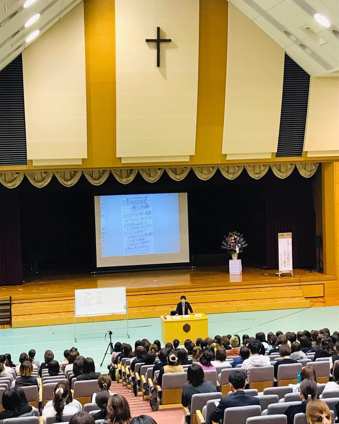 尾木直樹さんのインスタグラム写真 - (尾木直樹Instagram)「大阪・堺市にある賢明学院の保護者会のみなさんに「ポストコロナ時代の子育てと教育」についてお話ししながらご一緒に考えましたよ！カソリックの歴史ある学院です♪行きの飛行機は車輪の故障修理で90分遅れ､でも眼下の富士山見たら癒されましたーー帰りも60分遅れーー泣けそうです♪ ｰ #カソリック#賢明学院 #保護者会#尾木ママ#講演会#飛行機遅れ#雲海に浮かぶ富士山」12月1日 16時44分 - oginaoki_ogimama