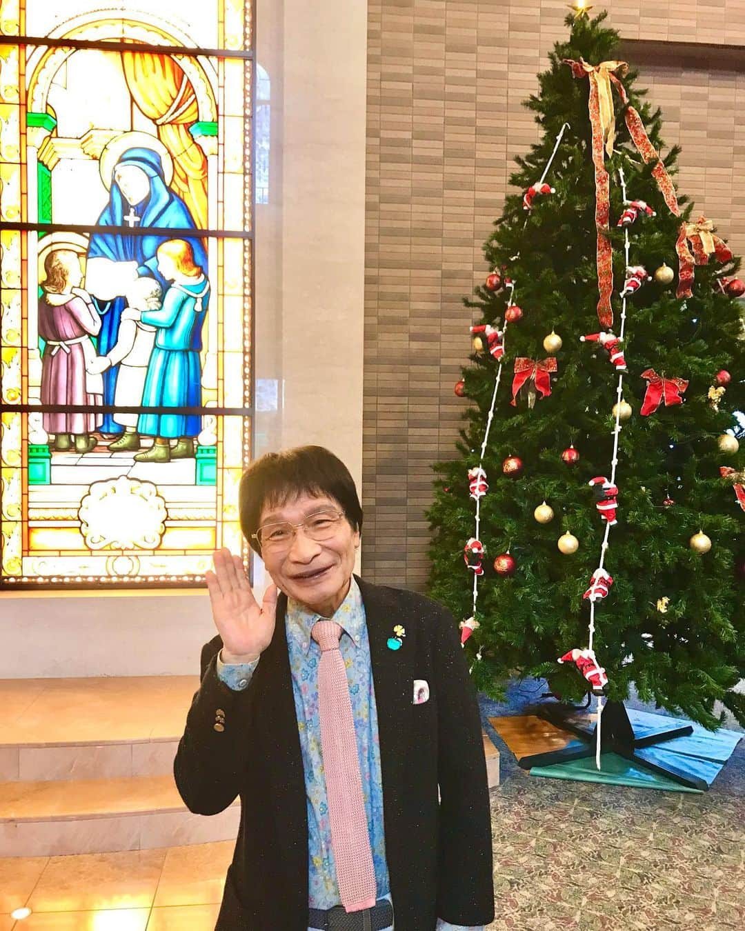 尾木直樹のインスタグラム：「大阪・堺市にある賢明学院の保護者会のみなさんに「ポストコロナ時代の子育てと教育」についてお話ししながらご一緒に考えましたよ！カソリックの歴史ある学院です♪行きの飛行機は車輪の故障修理で90分遅れ､でも眼下の富士山見たら癒されましたーー帰りも60分遅れーー泣けそうです♪ ｰ #カソリック#賢明学院 #保護者会#尾木ママ#講演会#飛行機遅れ#雲海に浮かぶ富士山」