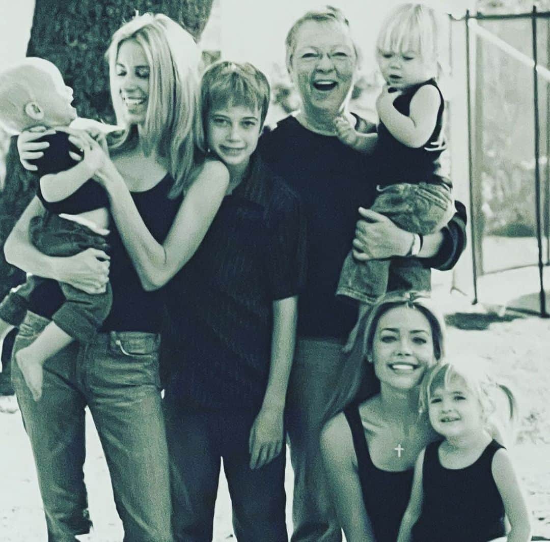 デニス・リチャーズのインスタグラム：「One of my favorite pictures of my mom. She loved being Nana more than anything. We lost her Nov 30 2007 I can’t believe it’s been 16yrs. Not a day goes by mom that I don’t think about you. I miss you so much and see you in my dreams. I so wish you were still here. I love you mom❤️」