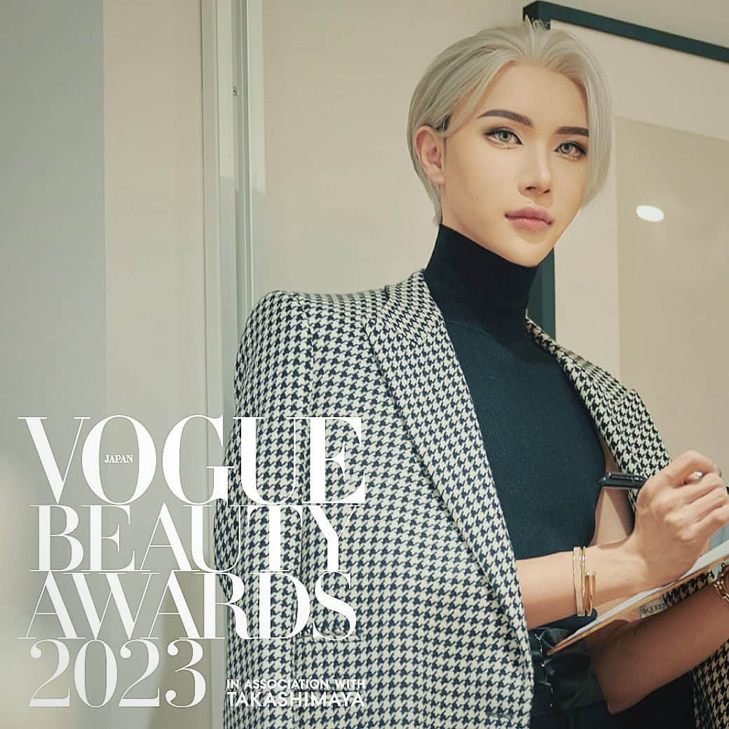 ギュテさんのインスタグラム写真 - (ギュテInstagram)「VOGUE JAPAN 1月号にて 「VOGUE BEAUTY AWARDS 2023」 の審査員を、昨年に続き務めさせていただきました🏆  今年は去年に比べてより成分や機能性に特化したコスメが多く、スキンケアやベースメイク、アイシャドウなどのポイントメイクにおいても「ツヤ感」や「輝き」がテーマだったかと思います。  僕も普段から愛用する優秀なコスメばかりで優劣を決めるのは酷でしたが... 各部門ごとに選定させていただきましたので是非チェックしてみてください！  雑誌、WEBどちらからもご覧頂けます！ 表紙は @xgofficial だよ💞  WEBの方ではより詳しく選んだ商品が見れますので是非参考にしてみてね✨  @voguejapan  #VOGUEBEAUTYAWARDS2023 #VBA2023」12月1日 16時36分 - kimgyutae_official