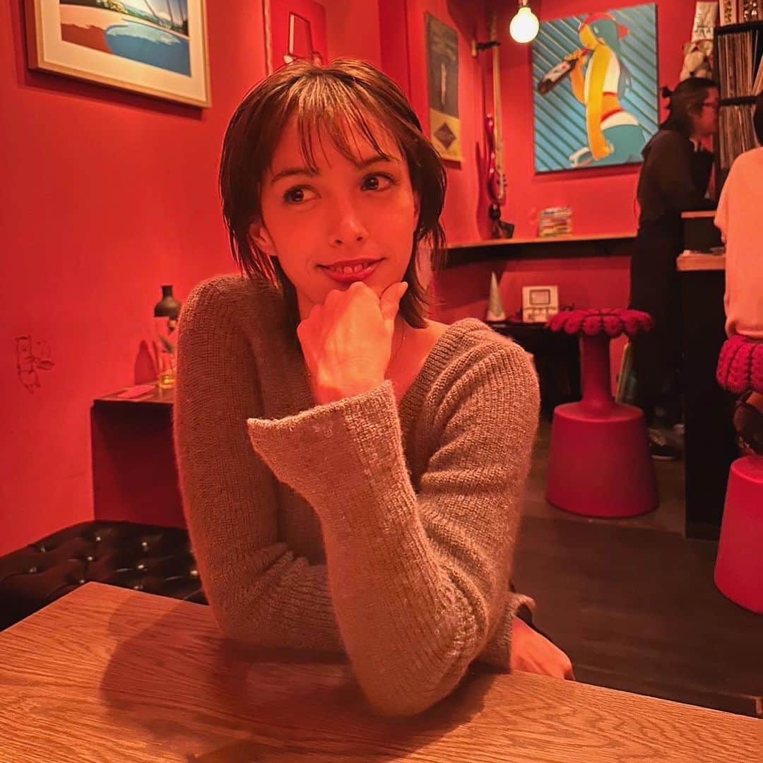 モーガン茉愛羅のインスタグラム：「若干ニヤつきながら人の話を聞いてしまうことが多いです。昔からです。」