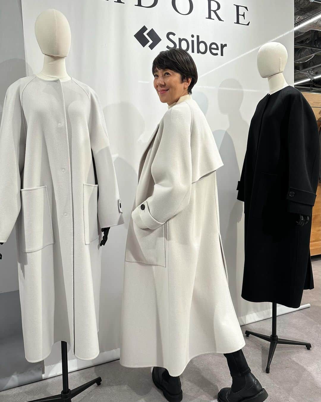 RIKACOのインスタグラム：「. @adore_jp  アドーア　2024 ＳＳ😊 で私が着てるコートは昨日発売になった環境に優しい新素材を使ったアドーアシグネチャーコート❤️肌触りがカシミアのようで軽い最高❤️ #アドーア　#adore  #大人カジュアル  #pr  #❤️ フジテレビ生放送からの展示会」