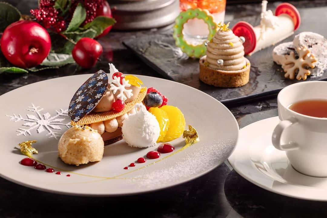 ホテルオークラ東京 Hotel Okura Tokyoのインスタグラム：「Starlight ～Patissier‘s Table～ for Christmas🎅🏼  バーラウンジ スターライト オークラ プレステージタワー 41階 平日：17:00～ 土・日・祝日：11:30～/14:00～ 12月25日(月)まで  Bar & Lounge Starlight Location: 41st Floor, The Okura Prestige Tower Mon-Fri : 17:00～ Sat-Sun : 11:30～/14:00～ Available until December 25.  #アフタヌーンティー #ヌン活 #東京アフタヌーンティー #アフタヌーンティー好きな人と繋がりたい #冬スイーツ#クリスマススイーツ #東京カフェ #おしゃれカフェ #ホテルカフェ  #theokuratokyo #オークラ東京 #東京ホテル #ラグジュアリーホテル #afternoontea #hotelcafe #tokyocafe #Christmassweets #tokyohotel #luxuryhotel #lhw #东京 #酒店 #도쿄 #호텔 #일본 #ญี่ปุ่น #โตเกียว #โรงแรม」