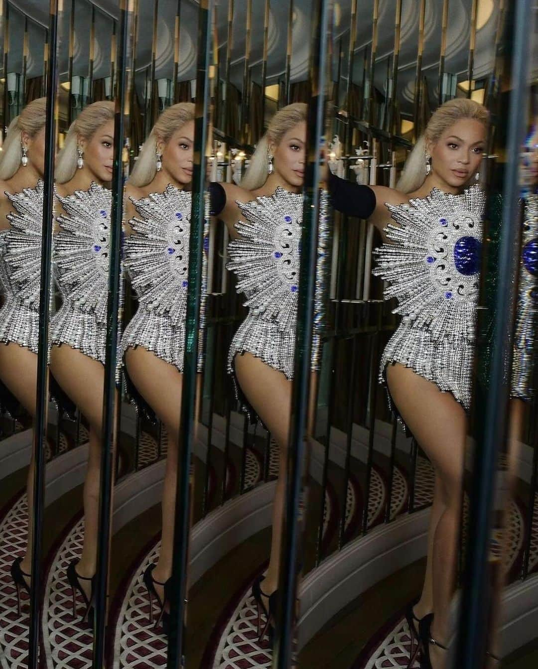 オリヴィエ・ルスタンさんのインスタグラム写真 - (オリヴィエ・ルスタンInstagram)「BEYONCÉ IN BALMAIN. When I think how the year started , dreaming about Renaissance tour , creating with you the Renaissance couture , and seeing the magic happening though the year with the Renaissance tour. It feels a dream come true . Congratulations @beyonce for making us dream all this year , spreading your love and passion in so many cities and NOW : RENAISSANCE MOVIE. What a year ! I feel blessed to have worked with you , to know you and seeing you wearing Balmain last night. I love you OR」12月1日 16時48分 - olivier_rousteing