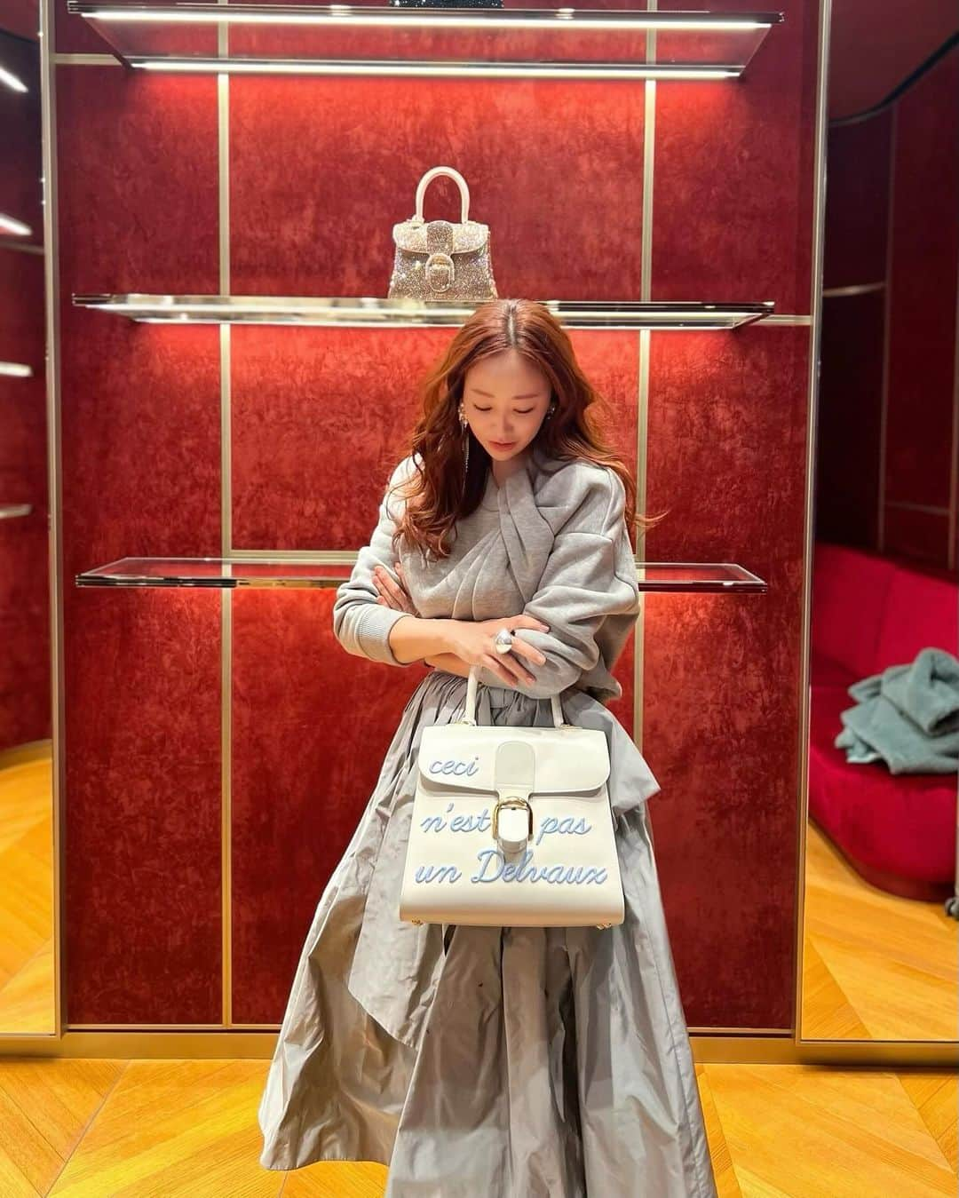 神崎恵さんのインスタグラム写真 - (神崎恵Instagram)「・  Omotesando Hills Delvauxでのトークショーでした。 1周年を迎えるデルヴォー表参道ヒルズ。 愛用しているDelvauxの中から、Brillant L'humour MMにグレーのスウェットとスカートを合わせました。(普段のコーディネートをとのことだったので、全て私物で組み合わせました) バッグとメイクとファッションのお話しができ、とても楽しい時間でした。 ４０代。バッグも服も器も、身につけるもの、身の回りのもの全て、一緒に歳を重ねていけるものだけを大切に選ぶようになりました。 大切につかいながらも、ついてしまったシワや変化する色や風合いに、温もりや表情を感じます。 新品もいいけれど、時がたつほどに自分とぴたりと馴染む感じもとてもよくて。  今日から表参道のイルミネーションも始まるとか🎄✨✨ いよいよこの季節、始まりましたねぇ。  bag #delvaux  #OmotesandoHillsDelvaux tops・skirt #alexandermcqueen shoes  #CHRISTIANLOUBOUTIN  ヘア　@kanatumura」12月1日 16時51分 - megumi_kanzaki