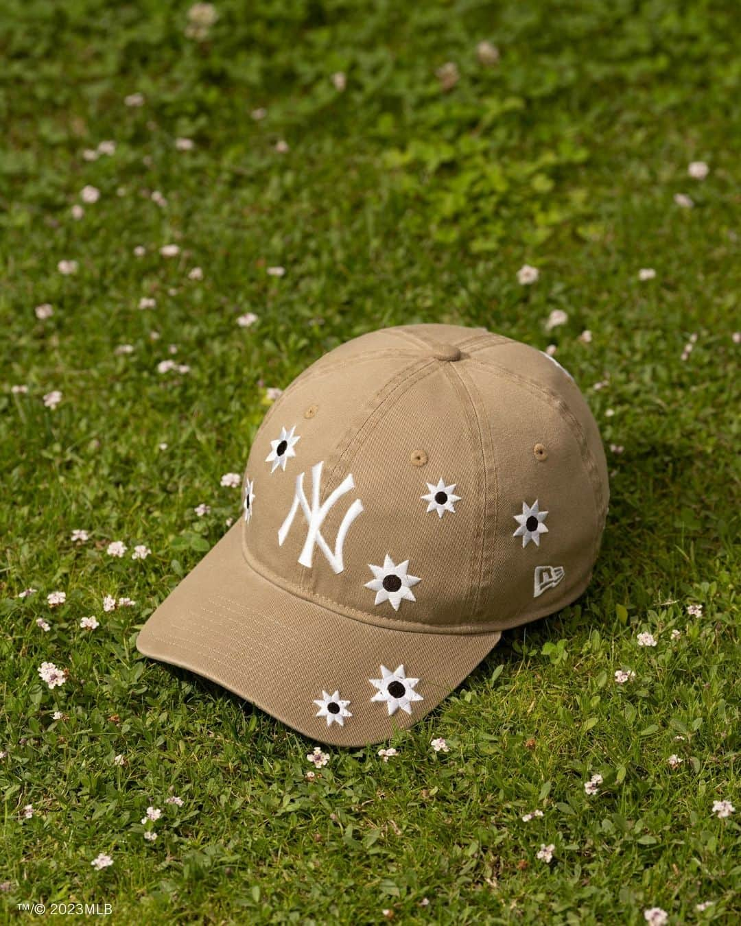 New Era Japan オフィシャル Instagram アカウントのインスタグラム：「【MLB Flower Embroidery】⁠ ⁠ クラウン全体に花柄のモノグラム刺繍を施したコレクションが12月5日（火）10時より登場。キッズモデルもラインナップしています。⁠ ⁠ #NewEra⁠ #ニューエラ」