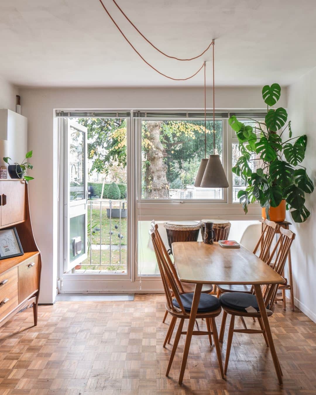 The Modern Houseのインスタグラム：「#forsale Mid-Century Gem: a well-preserved modernist apartment in Surrey, full of original features.   Follow the link in bio for the sales listing.   Eaton Road, London SM2」