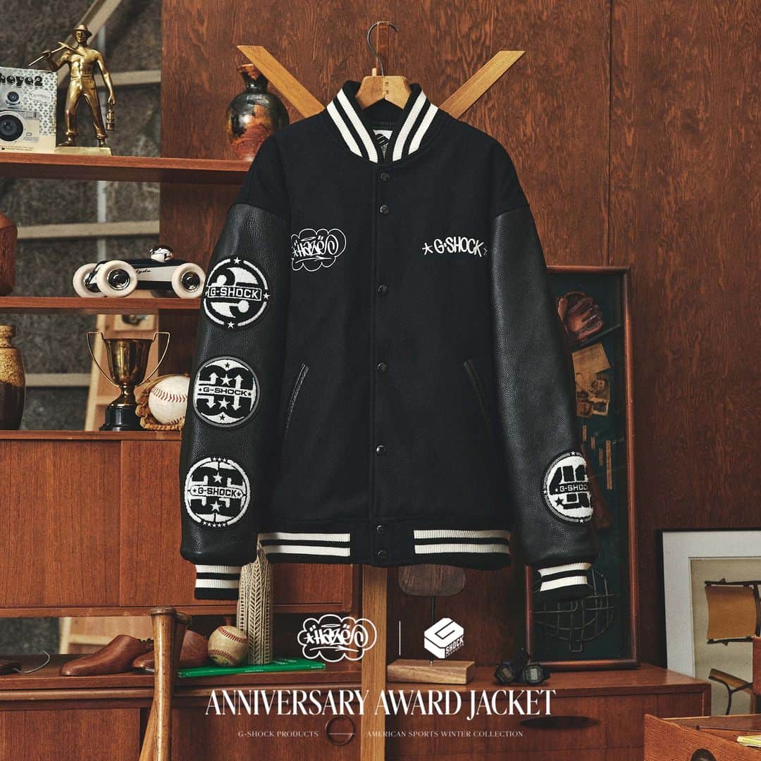 G-SHOCKのインスタグラム：「G-SHOCK PRODUCTS  AMERICAN SPORTS WINTER COLLECTION   ｜Anniversary AWARD JACKET  G-SHOCK誕生40周年の記念として、グラフィティアーティスト @erichazenyc がこれまでにデザインした周年記念ロゴを配したスペシャルなアワードジャケットが誕生。右袖には25・30・35周年の記念ロゴ、左袖には40周年ロゴと4種のワッペンを配置し、胸元にはERIC HAZEがデザインした「G-SHOCK」ロゴと同氏のサインを刺繍した豪華なデザインに。ボディはメルトン素材、アーム部分は牛革を採用。限定40着と大変希少なアイテムです。  発売は12月7日(木)12:00。CASIOオンラインストア及びBEAMS公式サイトにて販売開始です。お見逃しなく！   @beams_official   #g_shock  #g_shock_products  #gshock40th #wintercollection #beams  #beamsofficial  #erichaze #fashion   #秋冬コーデ  #メンズファッション  #メンズコーデ」