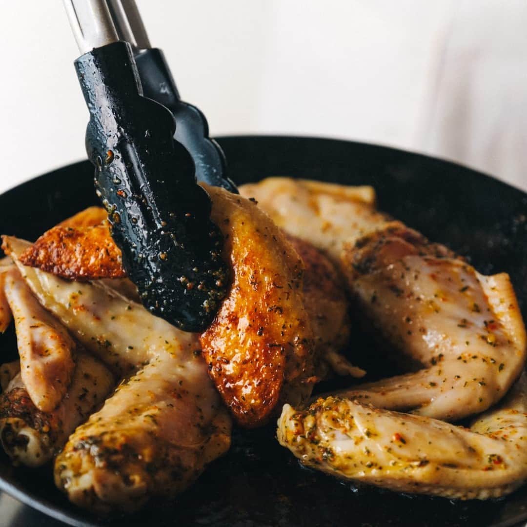 北欧、暮らしの道具店さんのインスタグラム写真 - (北欧、暮らしの道具店Instagram)「【一皿よくばりレシピ】 赤しそのふりかけがアクセントに。 おつまみにもぴったりな「鶏手羽ロースト」 . - - - - - - - - - - - - - - - - -  メインとなるお魚やお肉などと一緒に、 お野菜もしっかり摂れる一品を、 お米料理研究家・しらい のりこさんに 教えていただきました。  今回は、赤しそのふりかけが隠し味の 「鶏手羽ロースト」のレシピをご紹介します。 出来たてはもちろん、冷めてもおいしく いただける、おつまみにも嬉しい一皿です。  - - - - - - - - - - - - - - - - - 「赤しそのふりかけ」のアクセントが鍵 冷めてもおいしい「鶏手羽ロースト」 - - - - - - - - - - - - - - - - -  【材料（2人分）】 鶏手羽先…8本（400g）  A�塩…小さじ2/3�タイム…小さじ1�韓国唐辛子または一味唐辛子…小さじ1/3�にんにくすりおろし…少々�オリーブオイル…大さじ1 カリフラワー…1/2個（100g）�ジャガイモ…2個（200g） オリーブオイル…大さじ1�赤しそのふりかけ…少々  【作り方】 ❶ポリ袋に鶏手羽先を入れ Aを塩からもみ込み、冷蔵庫で30分～3時間おく  しらいさん：� 「塩と油を入れる順番がポイントです。 まず一番初めに入れるのは、塩。 しっかりと食材に味を染みこませましょう。 逆に油は一番最後に入れて、うまみを 閉じ込めるよう全体にまとわせてあげてください。 先に入れると他の調味料が 染み込みにくくなってしまいます。 間に入れるその他の調味料は、 どの順序で入れても大丈夫。」  ❷ 野菜の下処理をする カリフラワーは小房に分ける。 じゃがいもは、皮は剥かずに 2cmの厚さに切り、水にさらす。  ❸フライパンにオリーブオイルを入れて 弱めの中火で熱し、鶏手羽先を 皮目から入れ蓋をして4分焼く  ❹皮目がパリッとしたらいったん取り出し、 野菜を並べ入れて4分ほど焼く  ❺野菜に焼き目が付いたら裏返し、 鶏手羽をのせ、蓋をして6分ほど焼く  ❻ 火を止めそのまま5分ほどおいた後、 器に並べて赤しそのふりかけを振ったら完成 . - - - - - - - - - - - - - - - - -  ■ しらいさん：� �「このレシピは、赤しそのふりかけを 使っているのがポイント。 中東料理に使う『スマック』というスパイスが、 このふりかけとそっくりな味なんですよ。 スパイスはお好みで増やしたり、 違う種類を入れたりして、 自分の好きな味を探してみるのも楽しい料理です」  - - - - - - - - - - - - - - - - - 意外な組み合わせのようですが、 この赤しそのふりかけが程よい存在感で、 飽きのこない味に。野菜にもその味が染みていて、 どちらもおいしくいただけました。 スパイスが入っているとはいえ、 馴染んでいるので食べやすく、 どんな人にも楽しんでいただけそうです。 . #kitchen#kitchendesign#kitchenware#food#foodstagram#ごはん#レシピ#おつまみ#晩酌￼#鶏手羽ロースト#手羽元#おかず#平日ごはん#シンプル#シンプルライフ#シンプルデザイン#暮らしを楽しむ#日々の暮らし#北欧#暮らし#北欧暮らしの道具店#しらいのりこ さん」12月1日 17時02分 - hokuoh_kurashi