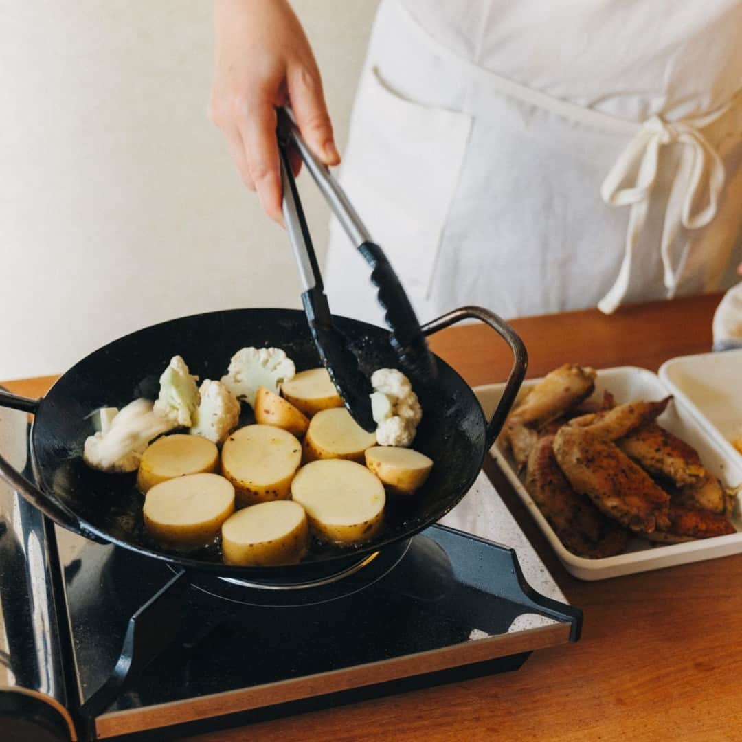 北欧、暮らしの道具店さんのインスタグラム写真 - (北欧、暮らしの道具店Instagram)「【一皿よくばりレシピ】 赤しそのふりかけがアクセントに。 おつまみにもぴったりな「鶏手羽ロースト」 . - - - - - - - - - - - - - - - - -  メインとなるお魚やお肉などと一緒に、 お野菜もしっかり摂れる一品を、 お米料理研究家・しらい のりこさんに 教えていただきました。  今回は、赤しそのふりかけが隠し味の 「鶏手羽ロースト」のレシピをご紹介します。 出来たてはもちろん、冷めてもおいしく いただける、おつまみにも嬉しい一皿です。  - - - - - - - - - - - - - - - - - 「赤しそのふりかけ」のアクセントが鍵 冷めてもおいしい「鶏手羽ロースト」 - - - - - - - - - - - - - - - - -  【材料（2人分）】 鶏手羽先…8本（400g）  A�塩…小さじ2/3�タイム…小さじ1�韓国唐辛子または一味唐辛子…小さじ1/3�にんにくすりおろし…少々�オリーブオイル…大さじ1 カリフラワー…1/2個（100g）�ジャガイモ…2個（200g） オリーブオイル…大さじ1�赤しそのふりかけ…少々  【作り方】 ❶ポリ袋に鶏手羽先を入れ Aを塩からもみ込み、冷蔵庫で30分～3時間おく  しらいさん：� 「塩と油を入れる順番がポイントです。 まず一番初めに入れるのは、塩。 しっかりと食材に味を染みこませましょう。 逆に油は一番最後に入れて、うまみを 閉じ込めるよう全体にまとわせてあげてください。 先に入れると他の調味料が 染み込みにくくなってしまいます。 間に入れるその他の調味料は、 どの順序で入れても大丈夫。」  ❷ 野菜の下処理をする カリフラワーは小房に分ける。 じゃがいもは、皮は剥かずに 2cmの厚さに切り、水にさらす。  ❸フライパンにオリーブオイルを入れて 弱めの中火で熱し、鶏手羽先を 皮目から入れ蓋をして4分焼く  ❹皮目がパリッとしたらいったん取り出し、 野菜を並べ入れて4分ほど焼く  ❺野菜に焼き目が付いたら裏返し、 鶏手羽をのせ、蓋をして6分ほど焼く  ❻ 火を止めそのまま5分ほどおいた後、 器に並べて赤しそのふりかけを振ったら完成 . - - - - - - - - - - - - - - - - -  ■ しらいさん：� �「このレシピは、赤しそのふりかけを 使っているのがポイント。 中東料理に使う『スマック』というスパイスが、 このふりかけとそっくりな味なんですよ。 スパイスはお好みで増やしたり、 違う種類を入れたりして、 自分の好きな味を探してみるのも楽しい料理です」  - - - - - - - - - - - - - - - - - 意外な組み合わせのようですが、 この赤しそのふりかけが程よい存在感で、 飽きのこない味に。野菜にもその味が染みていて、 どちらもおいしくいただけました。 スパイスが入っているとはいえ、 馴染んでいるので食べやすく、 どんな人にも楽しんでいただけそうです。 . #kitchen#kitchendesign#kitchenware#food#foodstagram#ごはん#レシピ#おつまみ#晩酌￼#鶏手羽ロースト#手羽元#おかず#平日ごはん#シンプル#シンプルライフ#シンプルデザイン#暮らしを楽しむ#日々の暮らし#北欧#暮らし#北欧暮らしの道具店#しらいのりこ さん」12月1日 17時02分 - hokuoh_kurashi