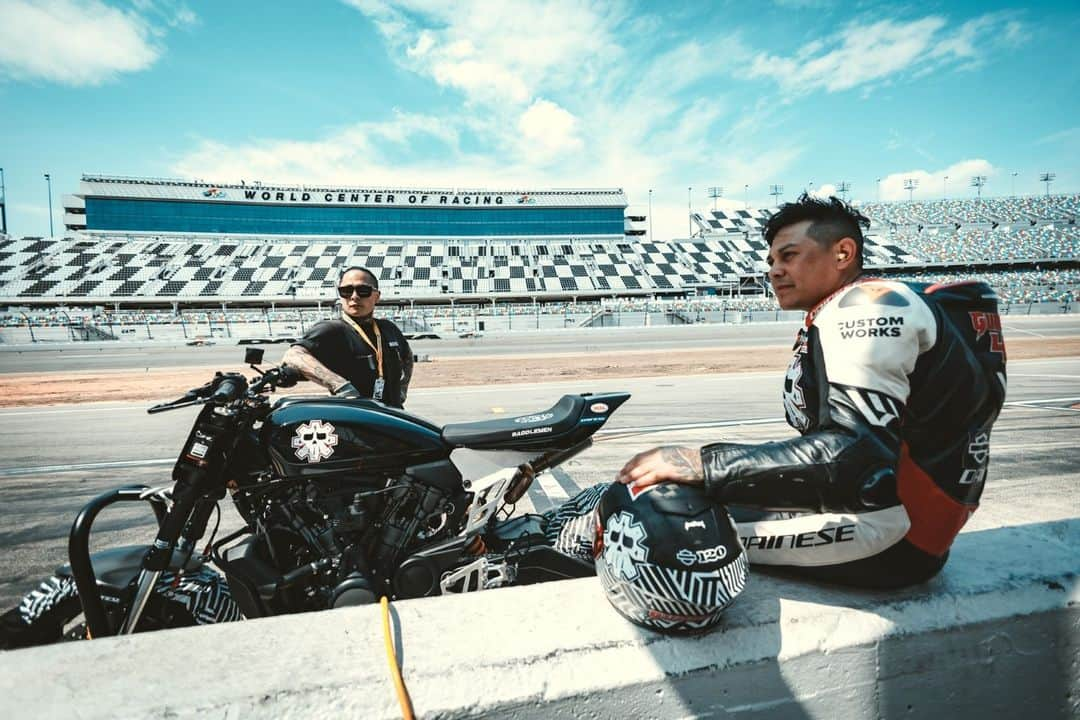 Harley-Davidson Japanさんのインスタグラム写真 - (Harley-Davidson JapanInstagram)「12/3(日)はホットロッドカスタムショー2023　今年のハーレーブースは4つのカスタムを、ノーマル仕様と比較展示  日本を代表するカスタムビルダーHOT-DOCK CUSTOM CYCLESの河北啓二さん( @keijikawakita )、 @wedge_motorcycle の二平隆司さんが、デビュー間もない「X350」と「X500」のオリジナルカスタムを当日9:40頃からハーレーブースで初公開。  さらに米ロングビーチ発 @smco が生み出したPAN AMERICAののレースカスタムも。このカスタムを組み上げたGuardado兄弟も登場し、11:30頃からビルダー4名参加のトークセッションも開催します。  会場でアンケートに回答いただくと、ハーレーのオリジナルグッズが必ず当たる抽選会にエントリー。ハーレーダビッドソンの原点ともいえる“カスタム”の魅力が詰まった今年のホット ロッド カスタム ショーを、ぜひお楽しみ下さい。  12/3(日)8:00-17:00はパシフィコ横浜へ。チケットは前売4,400円・当日5,500円（発売中。12歳以下無料）  http://yokohamahotrodcustomshow.com/  #ハーレーダビッドソン #HarleyDavidson #UnitedWeRide #PanAmerica #パンアメリカ #パンアメリカスペシャル #hotrodcustomshow #カスタムバイク #hcs2023 #hcs #X350 #X500」12月1日 17時01分 - harleydavidsonjapan