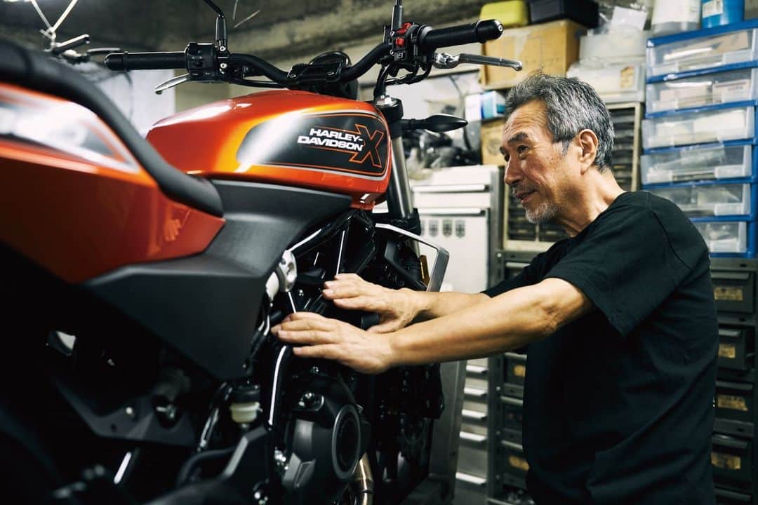 Harley-Davidson Japanさんのインスタグラム写真 - (Harley-Davidson JapanInstagram)「12/3(日)はホットロッドカスタムショー2023　今年のハーレーブースは4つのカスタムを、ノーマル仕様と比較展示  日本を代表するカスタムビルダーHOT-DOCK CUSTOM CYCLESの河北啓二さん( @keijikawakita )、 @wedge_motorcycle の二平隆司さんが、デビュー間もない「X350」と「X500」のオリジナルカスタムを当日9:40頃からハーレーブースで初公開。  さらに米ロングビーチ発 @smco が生み出したPAN AMERICAののレースカスタムも。このカスタムを組み上げたGuardado兄弟も登場し、11:30頃からビルダー4名参加のトークセッションも開催します。  会場でアンケートに回答いただくと、ハーレーのオリジナルグッズが必ず当たる抽選会にエントリー。ハーレーダビッドソンの原点ともいえる“カスタム”の魅力が詰まった今年のホット ロッド カスタム ショーを、ぜひお楽しみ下さい。  12/3(日)8:00-17:00はパシフィコ横浜へ。チケットは前売4,400円・当日5,500円（発売中。12歳以下無料）  http://yokohamahotrodcustomshow.com/  #ハーレーダビッドソン #HarleyDavidson #UnitedWeRide #PanAmerica #パンアメリカ #パンアメリカスペシャル #hotrodcustomshow #カスタムバイク #hcs2023 #hcs #X350 #X500」12月1日 17時01分 - harleydavidsonjapan