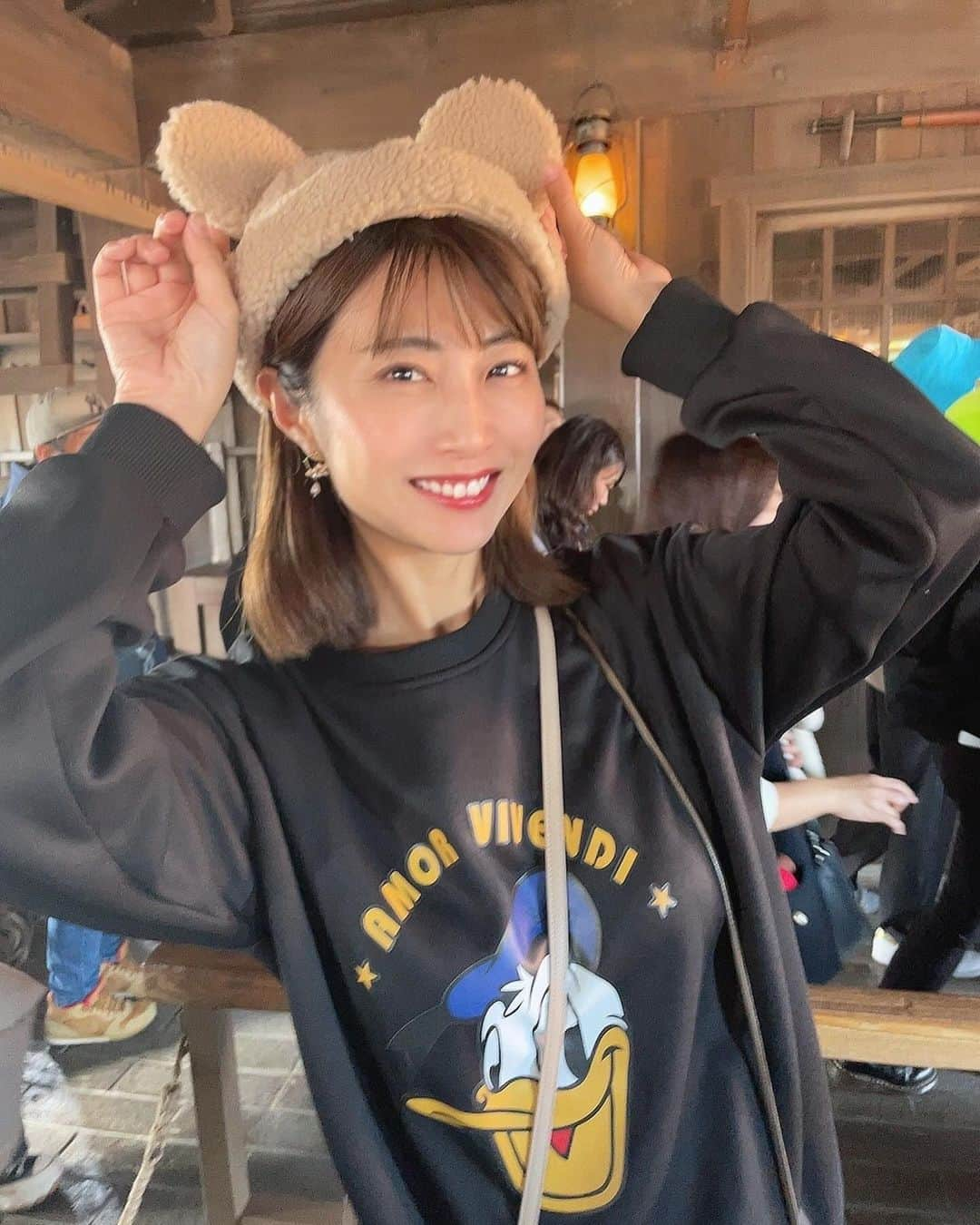 古川真奈美のインスタグラム：「. . 地元の友達が遊びにきたので、 東京ディズニーランドへ😇🩷 ⁡ シー派なので、ランドは本当に何年ぶりだろう🤔 運良くドナルドに会えたから、トレーナー自慢したらグッ👍🏻って喜んでて愛おしかった〜😍😍 ⁡ スペースマウンテンが苦手過ぎたのでメモに残しておきます🙋🏻‍♀️ あれは、ダメだ… 酔うwww 終わったあとベンチに座ってしばらく動けなかった😨 ⁡ 楽しかった☺️🩷 ⁡ ⁡ ⁡ ⁡#ディズニーランド #ディズニー #ドナルドダック#instalike #instamood  #ootd #东京 #扎心了 #ow #맞팔 #instapic  #팔로우미 #instaphoto #instagravure #girl #glam #followme #インスタグラビア #グラビア #japanesegirl #selfies #gravure  #lookgoodfeelgood」