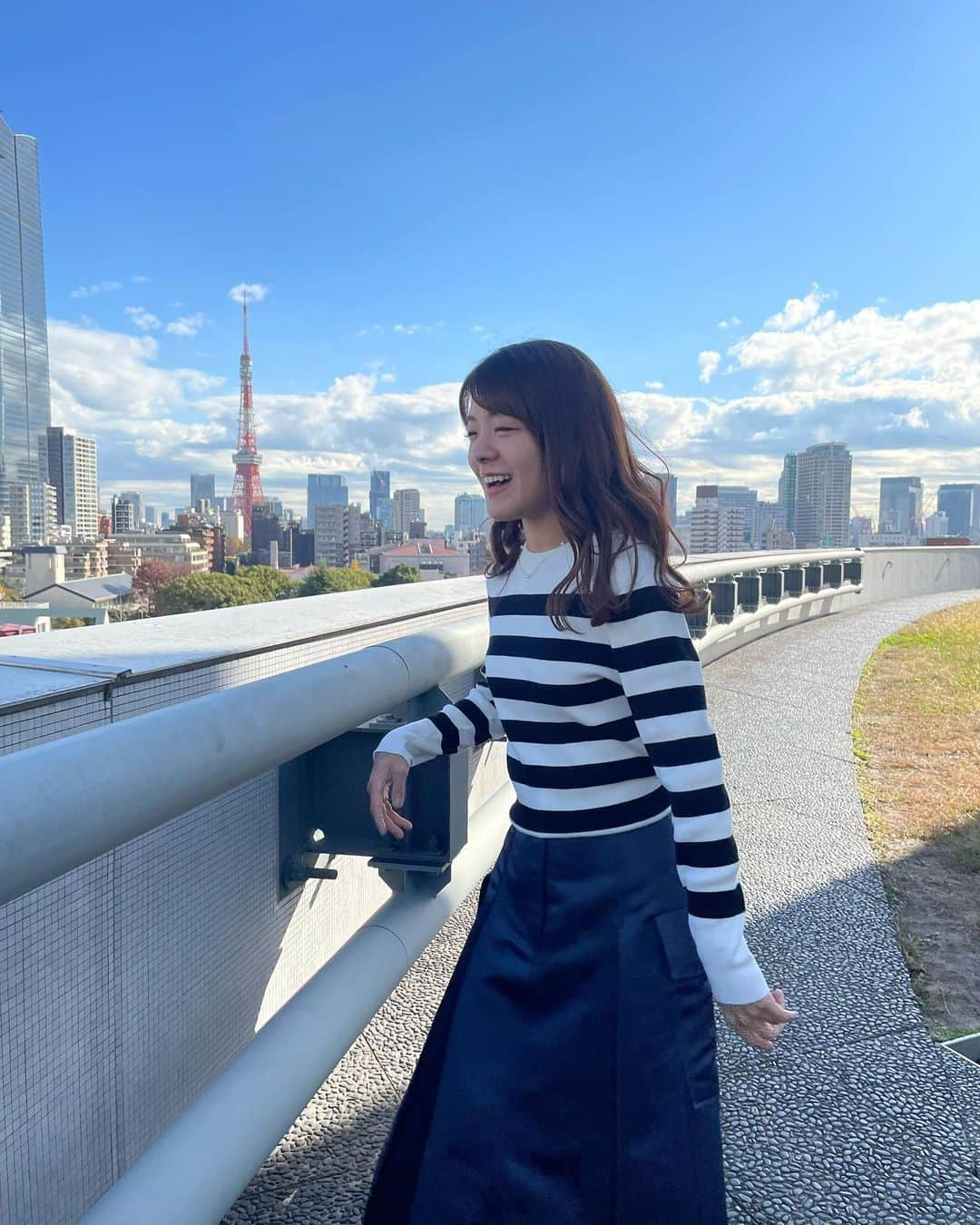 廣津留すみれさんのインスタグラム写真 - (廣津留すみれInstagram)「It’s December! Tokyo tower view with refreshing winter air 🥰 #MorningShow #OOTD ⠀ けさのモーニングショーは時間学のお話⏳ 新しい刺激やイベントを増やして 楽しい時間を長く過ごしたいですね🥳 今朝の屋上は冷たく爽やかな 冬の風が吹いていました💙 ⠀ 衣装 @beams_official  Jewelry @wisp_jewelry  ⠀ ⠀ ⠀ ⠀ #fashion #hair #makeup #tokyo #tv #morning #winter #december」12月1日 16時56分 - sumire_vln