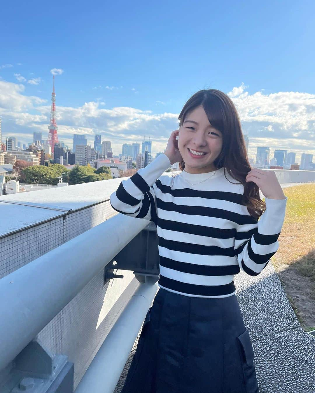 廣津留すみれさんのインスタグラム写真 - (廣津留すみれInstagram)「It’s December! Tokyo tower view with refreshing winter air 🥰 #MorningShow #OOTD ⠀ けさのモーニングショーは時間学のお話⏳ 新しい刺激やイベントを増やして 楽しい時間を長く過ごしたいですね🥳 今朝の屋上は冷たく爽やかな 冬の風が吹いていました💙 ⠀ 衣装 @beams_official  Jewelry @wisp_jewelry  ⠀ ⠀ ⠀ ⠀ #fashion #hair #makeup #tokyo #tv #morning #winter #december」12月1日 16時56分 - sumire_vln