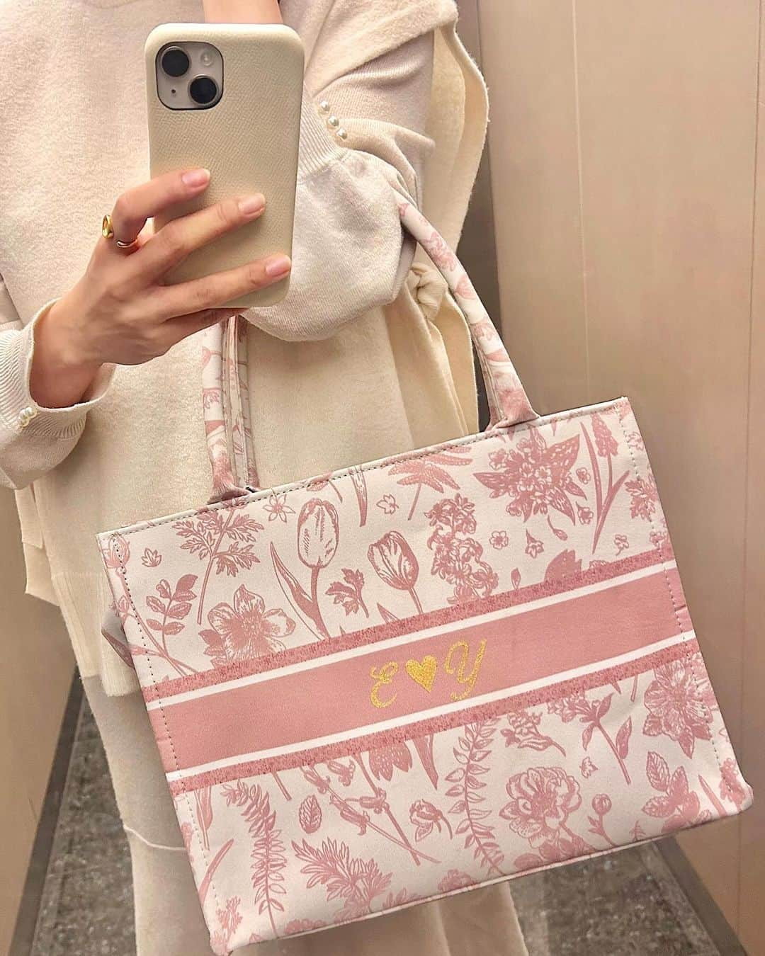 吉田悠希さんのインスタグラム写真 - (吉田悠希Instagram)「♡ 検診の日のカバンの中身👶🏻👜  ⁡ ⁡ 後期に入ると提出書類が増えてきて 忘れ物があると大変なので 前日には準備しておくようにしています！ ⁡ 普段のお出かけの時は、母子手帳ケースも もっと小さめのものを使っていますが やっぱり検診は大荷物👝 ⁡ ⁡ この日は @eris___official さんのトートバッグで。 イニシャルはオーダーメイドです🎀 ⁡BAG in BAG の仕切りが便利で 中身が見やすく、たくさん入りました✨ ⁡ ⁡ 素敵なバッグ、大切に使います☺️ ⁡ ⁡ ⁡ #PR  #マザーズバッグ #マタニティコーデ #妊娠後期  #臨月の過ごし方 #プレママ #トートバッグ #かばんの中身 #母子手帳ケース」12月1日 20時00分 - yuki__yoshida__914