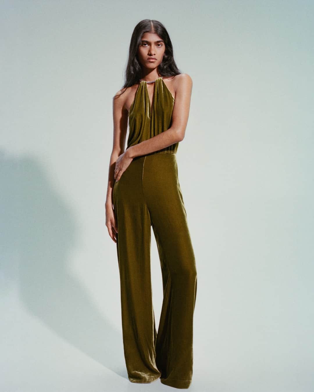 MANGOさんのインスタグラム写真 - (MANGOInstagram)「Looking for a glamourous velvet jumpsuit? We’ve got lots of styles in our new party collection, at mango.com ✨ ⁣ Jumpsuit: 57069097 ⁣ #MangoWoman」12月1日 17時00分 - mango