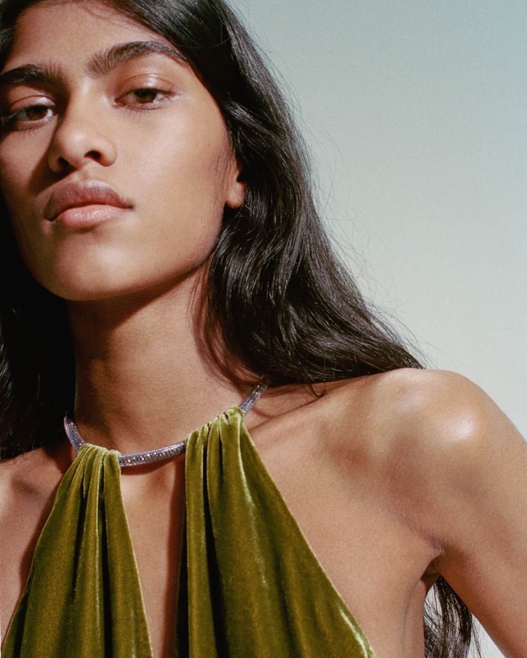 MANGOさんのインスタグラム写真 - (MANGOInstagram)「Looking for a glamourous velvet jumpsuit? We’ve got lots of styles in our new party collection, at mango.com ✨ ⁣ Jumpsuit: 57069097 ⁣ #MangoWoman」12月1日 17時00分 - mango