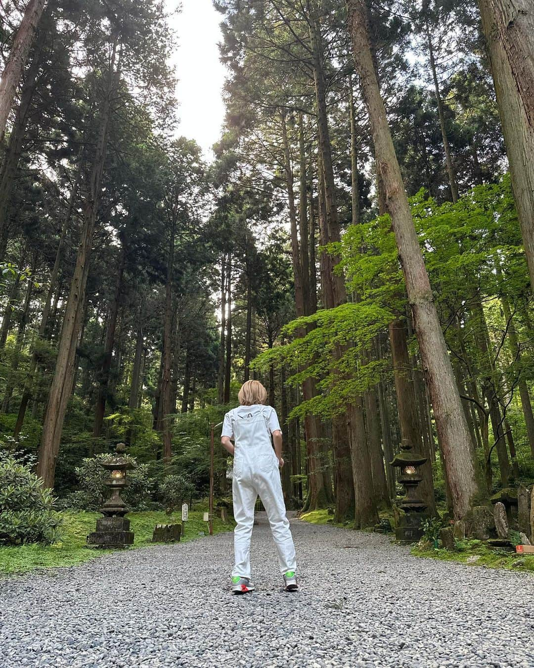 篠崎ゆうきさんのインスタグラム写真 - (篠崎ゆうきInstagram)「○△×  御岩神社  山頂まで行くのに 片道1時間凄い険しい山と思わず 動きやすい格好で上がらないとダメだし 飲み物とか🥤持っていかないとキツいのに 何も持っていかず山頂まで行きました🙋‍♀️笑  朝イチに山登ったので すごいパワー頂いて帰りました👏  体力に自信ない方は 杖持っていかないと上がれないくらい 山道は険しいです🥲  でも絶対行った方がいいと思います✨  #御岩神社 #パワースポット #ここはホントすごい #篠崎ゆうき」12月1日 17時09分 - snyu_uk