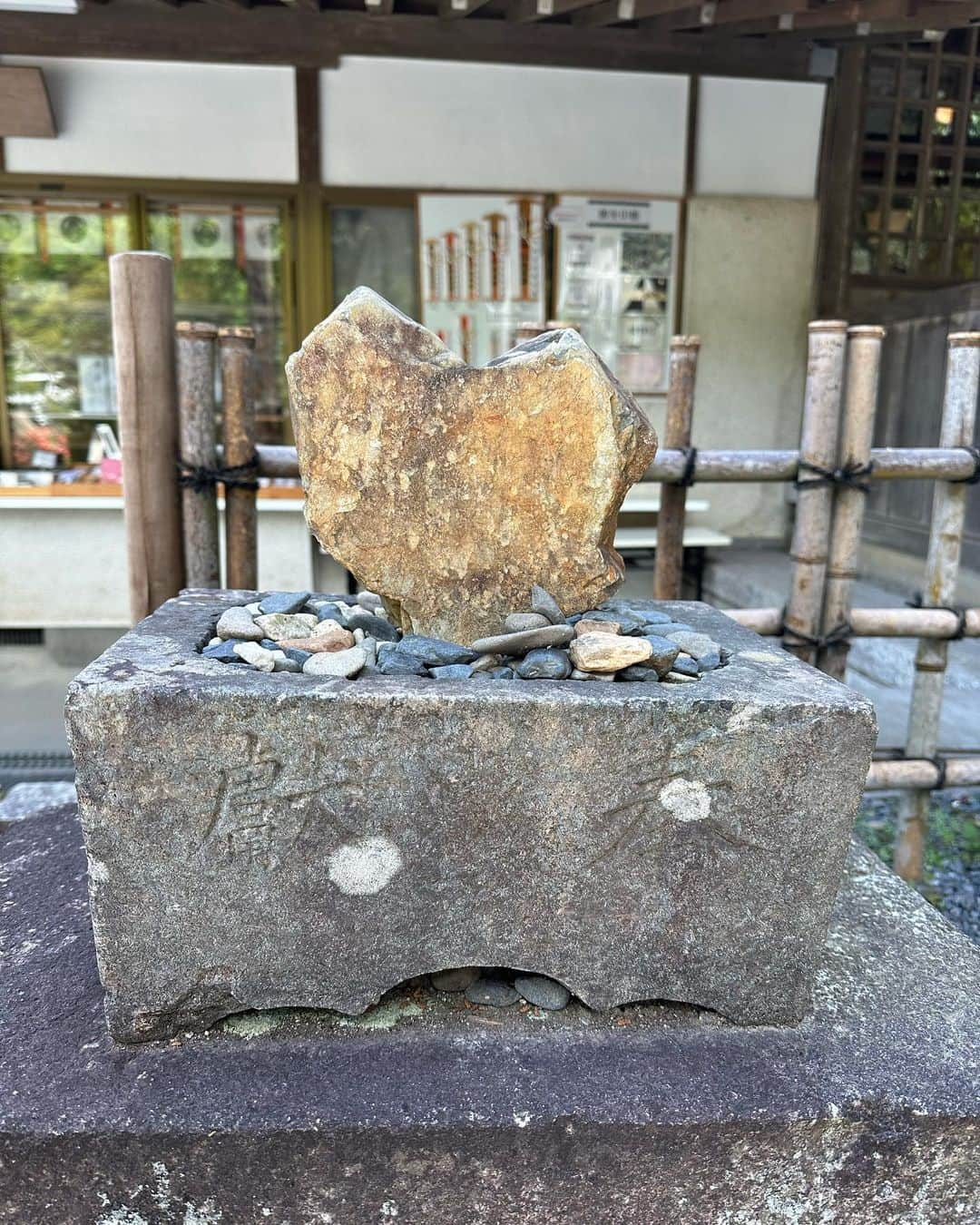 篠崎ゆうきさんのインスタグラム写真 - (篠崎ゆうきInstagram)「○△×  御岩神社  山頂まで行くのに 片道1時間凄い険しい山と思わず 動きやすい格好で上がらないとダメだし 飲み物とか🥤持っていかないとキツいのに 何も持っていかず山頂まで行きました🙋‍♀️笑  朝イチに山登ったので すごいパワー頂いて帰りました👏  体力に自信ない方は 杖持っていかないと上がれないくらい 山道は険しいです🥲  でも絶対行った方がいいと思います✨  #御岩神社 #パワースポット #ここはホントすごい #篠崎ゆうき」12月1日 17時09分 - snyu_uk