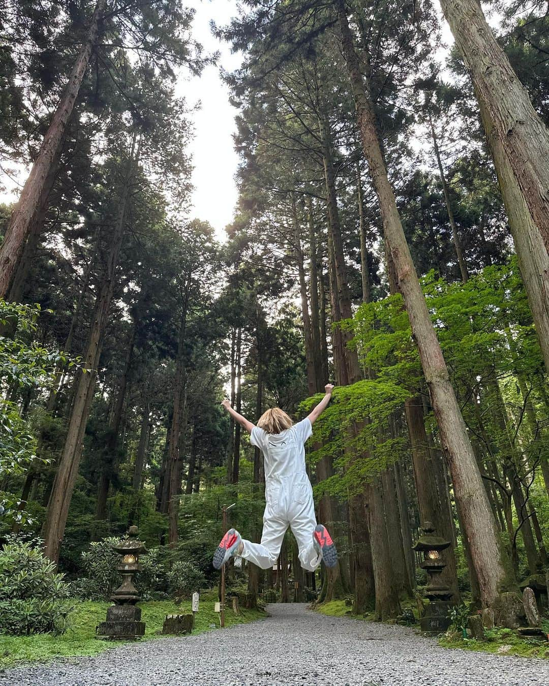 篠崎ゆうきのインスタグラム：「○△×  御岩神社  山頂まで行くのに 片道1時間凄い険しい山と思わず 動きやすい格好で上がらないとダメだし 飲み物とか🥤持っていかないとキツいのに 何も持っていかず山頂まで行きました🙋‍♀️笑  朝イチに山登ったので すごいパワー頂いて帰りました👏  体力に自信ない方は 杖持っていかないと上がれないくらい 山道は険しいです🥲  でも絶対行った方がいいと思います✨  #御岩神社 #パワースポット #ここはホントすごい #篠崎ゆうき」