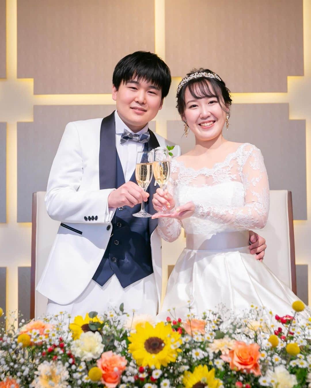 ロゼアンシャルム/Roseun Charmeさんのインスタグラム写真 - (ロゼアンシャルム/Roseun CharmeInstagram)「乾杯ショット🥂 ˎˊ˗  結婚式当日の写真で後悔しないために 事前に《撮影指示書》で 必ず撮ってほしいショットなどを カメラマンに伝えると、 素敵な結婚式写真を残せます✨  そこで今回は撮影指示書に入れるのが おすすめな「乾杯ショット」をご紹介いたします！  おふたりのみのアップのもの、 おふたりの後ろから撮影し ゲストが見えるタイプのもの...📸  好きな構図を撮影指示書の参考にしてみてください💐  #新横浜グレイスホテル #ロゼアンシャルム  ✎*┈┈┈┈┈┈┈┈┈┈┈ #乾杯ショット #撮影指示書 #披露宴 #シャンパン #乾杯 #新横浜  #結婚式 #プレ花嫁 #プレ花嫁準備 #ウェディング #ウェディングフォト #結婚式場 #ブライダルフォト #ブライダルフェア #チャペル #結婚準備 #結婚式場探し #神前式#ホテルウェディング #結婚式演出 #神殿 #教会式 #横浜結婚式 #新横浜結婚式場 #横浜ウェディング #2024春婚#2024冬婚 #2024夏婚」12月3日 19時00分 - roseuncharme