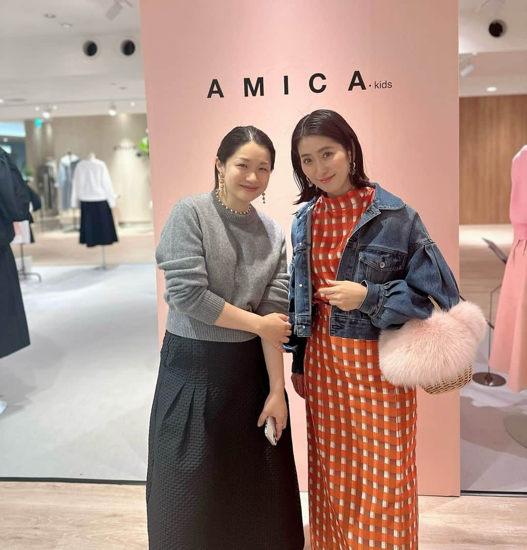 木本史子さんのインスタグラム写真 - (木本史子Instagram)「⁡ ⁡ ⁡ 京都高島屋でポップアップ中の @amicakids_official へ💓 ⁡ ⁡ 素敵なお洋服がいっぱい✨ ⁡ ⁡ 子供服も可愛かったよ🥰 ⁡ ⁡ デザイナーの@suzhiluoo さんと❤️ ⁡ ⁡ またお会いできるのを 楽しみにしています🫶❤️‍🔥 ⁡ ⁡ ⁡ ⁡ ⁡ ⁡ ⁡ ⁡ ⁡ ⁡ ⁡ ⁡ ⁡ #coordinate #コーディネート  #outfit #fashion #fashionista  #ママ #ママコーデ #ファッション #京都 #kyoto #2児ママ #5歳児ママ #12歳児ママ」12月1日 17時02分 - chikakokimoto