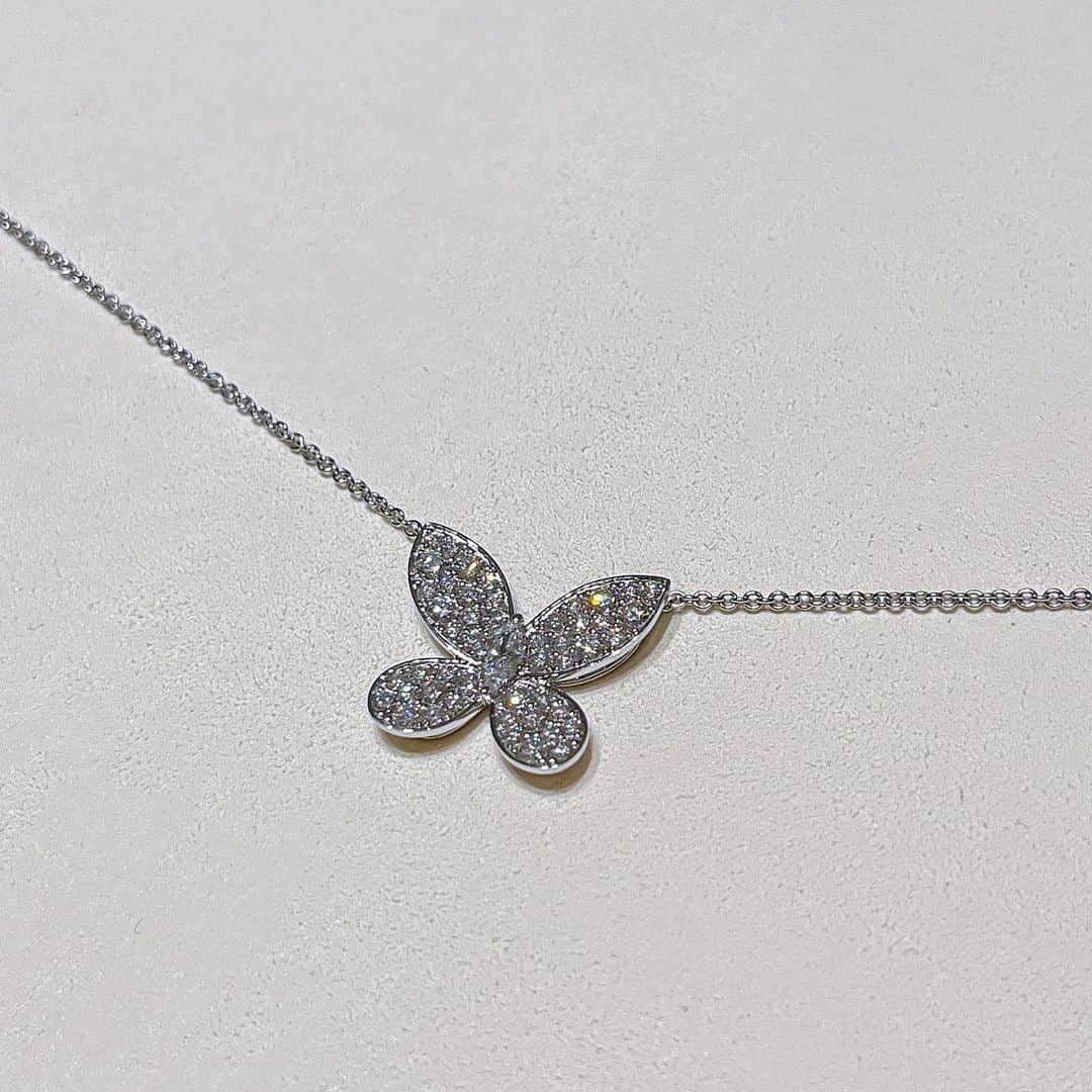 HANKYU.MODEさんのインスタグラム写真 - (HANKYU.MODEInstagram)「GRAFF HOLIDAY FAIR at 5F INTERNATIONAL BOUTIQUES Jewelry Gallery  12/26(火)まで、「グラフ」ホリデーフェアを開催。 上質なシルクを手でふわりと結ったばかりのような優美さを湛える“ザ ティルダズ ボウ” 、「グラフ」が抱き続けるダイヤモンドへの情熱と最高の美への探求心に満ち溢れる“ザ グラフ バタフライ”など、 「グラフ」を代表するコレクションをご紹介。  「グラフ」のジュエリーを身にまとい、この上ない輝きに溢れるホリデーシーズンをお楽しみください。  期間中、税込150万円以上お買い上げの方に素敵なギフトをご用意しております。※ギフトは数には限りがございます。なくなり次第終了。  詳しくはプロフィールURLをチェック！@hankyumode  #GRAFF #Graffdiamonds #グラフ #ジュエリー #23AW #hankyumode #hankyumode23aw #hankyumode23awjewelry #hankyu #阪急百貨店 #阪急うめだ本店 #うめはん」12月1日 17時02分 - hankyumode