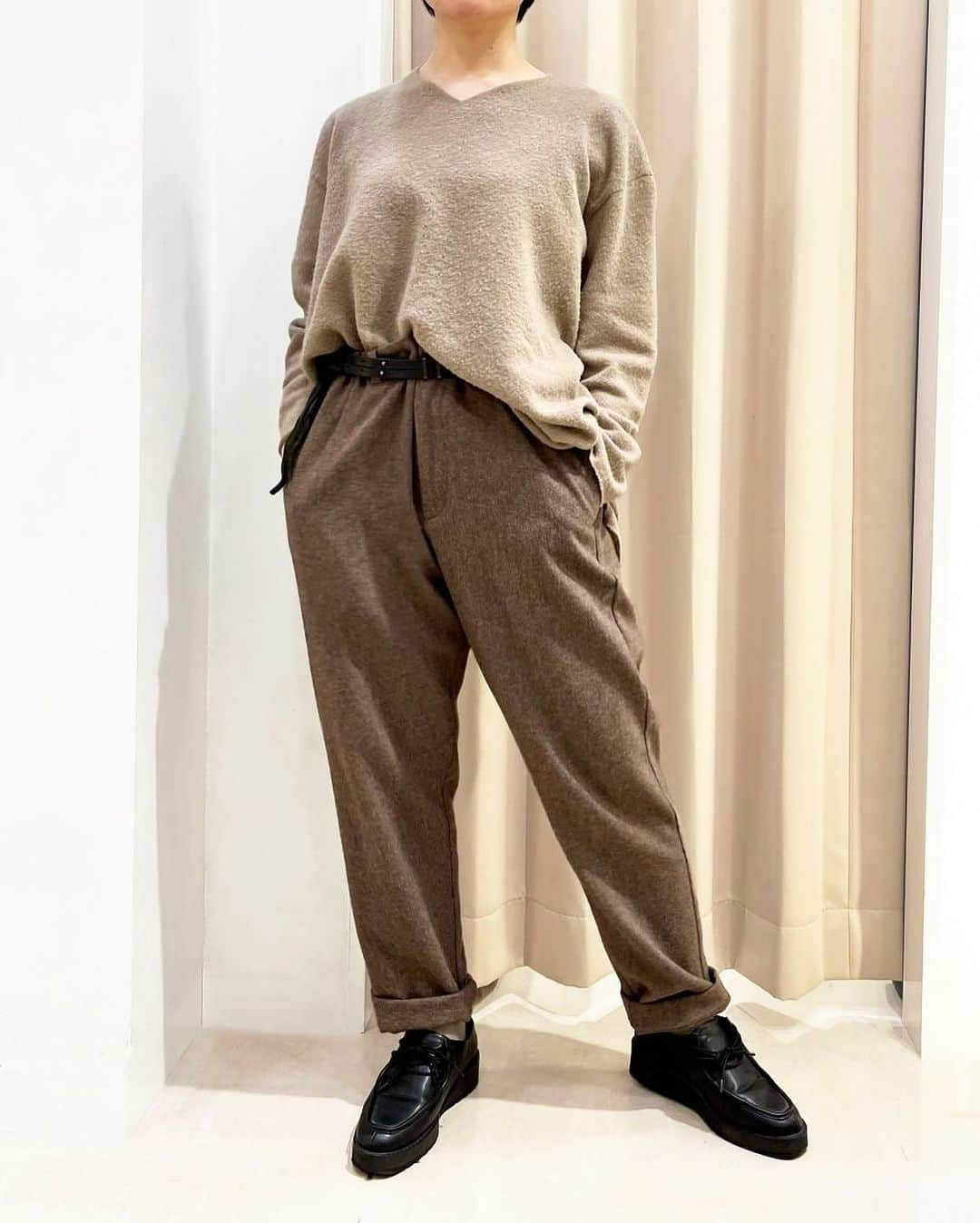 pas de calais -パドカレ-のインスタグラム：「•  pas de calais  •Knit (No.2424) lvory, Khaki, Greige, Black 30,800yen •Pants (No.8361) Black, Brown 31,909yen   @pasdecalais_story   #pasdecalais  #pasdecalais_offical_jp  #パドカレ #outfit  #knit #23aw #パドカレコーデ #大人カジュアル」