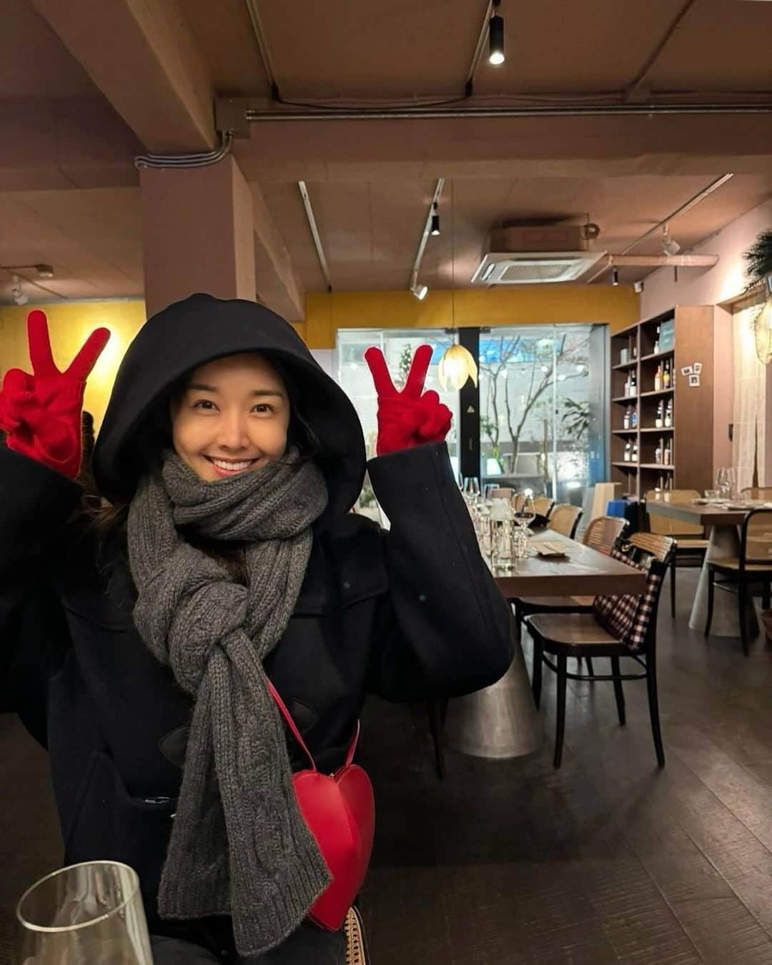 キム・ビヌさんのインスタグラム写真 - (キム・ビヌInstagram)「겨울기분나게 진짜 추웠던 어제 오늘 ❄️⛄️  요즘 나의움직임은 운동운동운동 픽업픽업픽업 회사가 전부였는데 오랜만에 지인들과 저녁식사 🍽️ 파로 @falo_express 팝업마지막날 보쌈김치와 함께 ♥️  팝업은 종료되었지만 김치는 구매가능하시대용 🙏🏻  #겨울 #모임」12月1日 17時04分 - binwoos