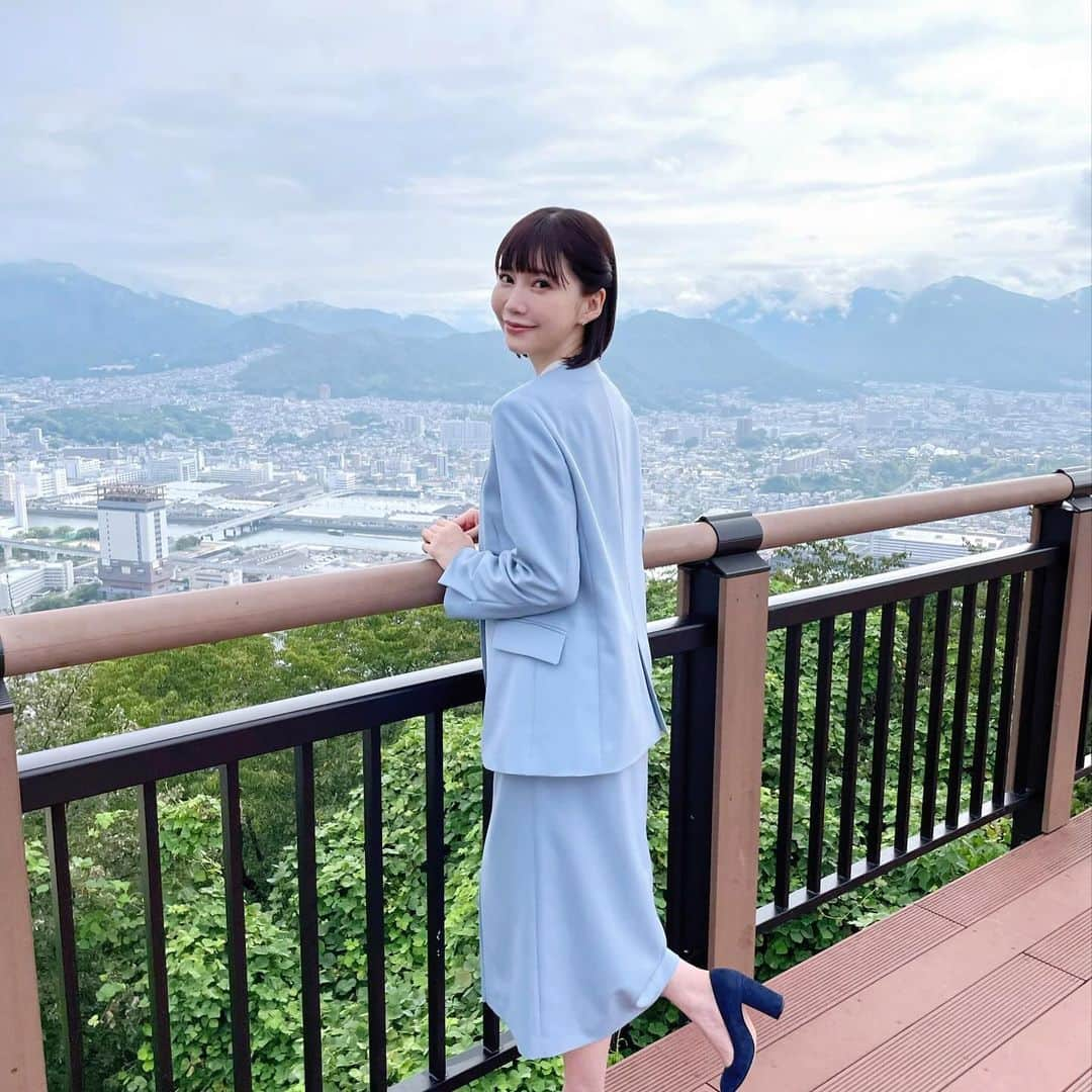 西脇彩華さんのインスタグラム写真 - (西脇彩華Instagram)「＊ 【お知らせ】 大好きな地元広島で撮影した  #日東リバティ さんのCMに出演中💕 ㅤㅤㅤㅤㅤㅤㅤㅤㅤㅤㅤㅤㅤ 今年度も新CMがオンエア開始しておりますが、12/1からはまた新しいバージョンのオンエアがはじまりました🙇‍♀️✨喜 今日からわたしもまた"日東リバティの西脇彩華"として出演させていただいております🙏😭✨ ㅤㅤㅤㅤㅤㅤㅤㅤㅤㅤㅤㅤㅤ そして新CMの撮影場所がなんと‼️ わたしが育った街、リアル地元である黄金山での撮影でした✨😭😭🤍 実はこの撮影場所は真下に自分の通っていた中学校が見えていて、撮影中、より沢山の感情が湧き出てきて、広島の街を眺めながら、本当に感動しました😭😭✨✨ 自分の育っただいすきな人が沢山いるこの街で、より住みよく、安心して暮らせる住まい。 沢山の皆さんに見つかりますようにと願いを込めて撮影しました。🕊️ そんな想いが表情にも、うまく出ていればうれしいです。 ㅤㅤㅤㅤㅤㅤㅤㅤㅤㅤㅤㅤㅤ 髙田さん @takada_nobuhiko と日東リバティの社員さんになって5年目🏠✨ 新入社員役から始まった私ですが、少し凛々しくなった今回のCM。 ㅤㅤㅤㅤㅤㅤㅤㅤㅤㅤㅤ別バージョンもまだまだ随時公開されていくそうなので、公開され次第、すぐにお知らせ致します‼️🙇‍♀️✨☺️ ㅤㅤㅤㅤㅤㅤㅤㅤㅤㅤㅤㅤㅤ もしオンエアを見たら、是非わたしに教えてね🎶❤️😆  #日東不動産 #広島不動産 #広島分譲住宅 #広島新築 #新築戸建 #家づくり #建売住宅 #住宅購入 #freewing #フリーウイング #広島 #ちゃあぽん #西脇彩華 #黄金山 #黄金山からの眺望」12月1日 17時05分 - chapon_930