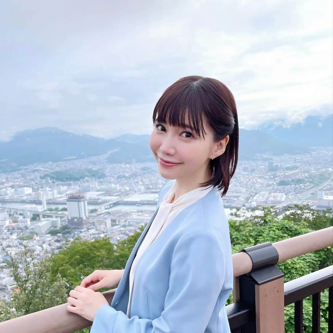 西脇彩華のインスタグラム：「＊ 【お知らせ】 大好きな地元広島で撮影した  #日東リバティ さんのCMに出演中💕 ㅤㅤㅤㅤㅤㅤㅤㅤㅤㅤㅤㅤㅤ 今年度も新CMがオンエア開始しておりますが、12/1からはまた新しいバージョンのオンエアがはじまりました🙇‍♀️✨喜 今日からわたしもまた"日東リバティの西脇彩華"として出演させていただいております🙏😭✨ ㅤㅤㅤㅤㅤㅤㅤㅤㅤㅤㅤㅤㅤ そして新CMの撮影場所がなんと‼️ わたしが育った街、リアル地元である黄金山での撮影でした✨😭😭🤍 実はこの撮影場所は真下に自分の通っていた中学校が見えていて、撮影中、より沢山の感情が湧き出てきて、広島の街を眺めながら、本当に感動しました😭😭✨✨ 自分の育っただいすきな人が沢山いるこの街で、より住みよく、安心して暮らせる住まい。 沢山の皆さんに見つかりますようにと願いを込めて撮影しました。🕊️ そんな想いが表情にも、うまく出ていればうれしいです。 ㅤㅤㅤㅤㅤㅤㅤㅤㅤㅤㅤㅤㅤ 髙田さん @takada_nobuhiko と日東リバティの社員さんになって5年目🏠✨ 新入社員役から始まった私ですが、少し凛々しくなった今回のCM。 ㅤㅤㅤㅤㅤㅤㅤㅤㅤㅤㅤ別バージョンもまだまだ随時公開されていくそうなので、公開され次第、すぐにお知らせ致します‼️🙇‍♀️✨☺️ ㅤㅤㅤㅤㅤㅤㅤㅤㅤㅤㅤㅤㅤ もしオンエアを見たら、是非わたしに教えてね🎶❤️😆  #日東不動産 #広島不動産 #広島分譲住宅 #広島新築 #新築戸建 #家づくり #建売住宅 #住宅購入 #freewing #フリーウイング #広島 #ちゃあぽん #西脇彩華 #黄金山 #黄金山からの眺望」