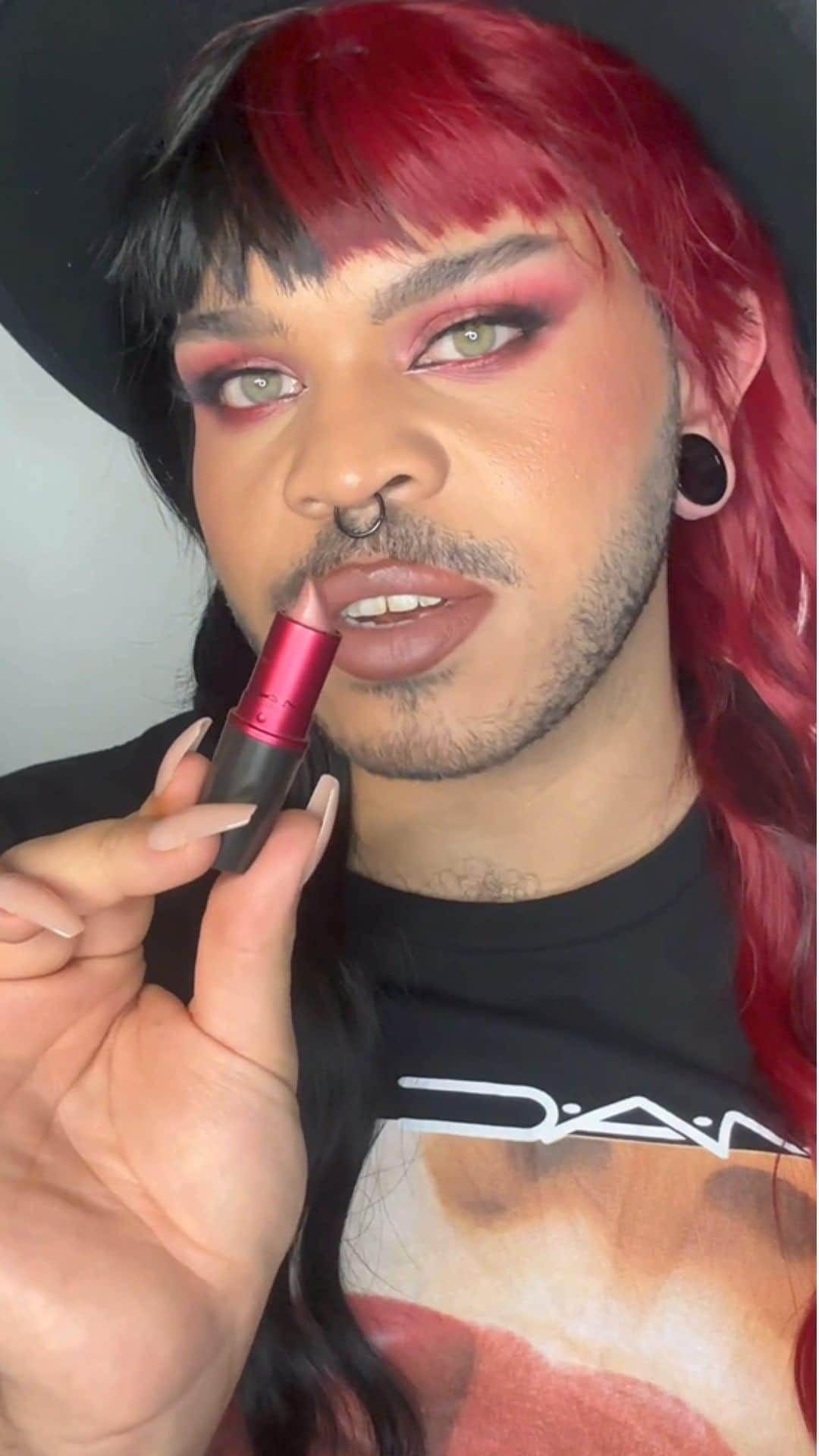 M·A·C Cosmetics Deutschlandのインスタグラム：「IT'S #WORLDAIDSDAY ✨ HIV/AIDS ist immer noch eine der gefährlichsten Krankheiten weltweit. Mit unserer MAC VIVA GLAM Kampagne unterstützen wir seit mehr als 30 Jahren den Kampf gegen HIV/AIDS. Dabei spenden wir zu 100% jeden Erlös eines verkauften VIVA GLAM Lippenstiftes an lokale Organisationen. Für eine gesunde Zukunft. Make a change- Lipstick by lipstick! 💋 #macvivaglam  @lokalekathastrophe」