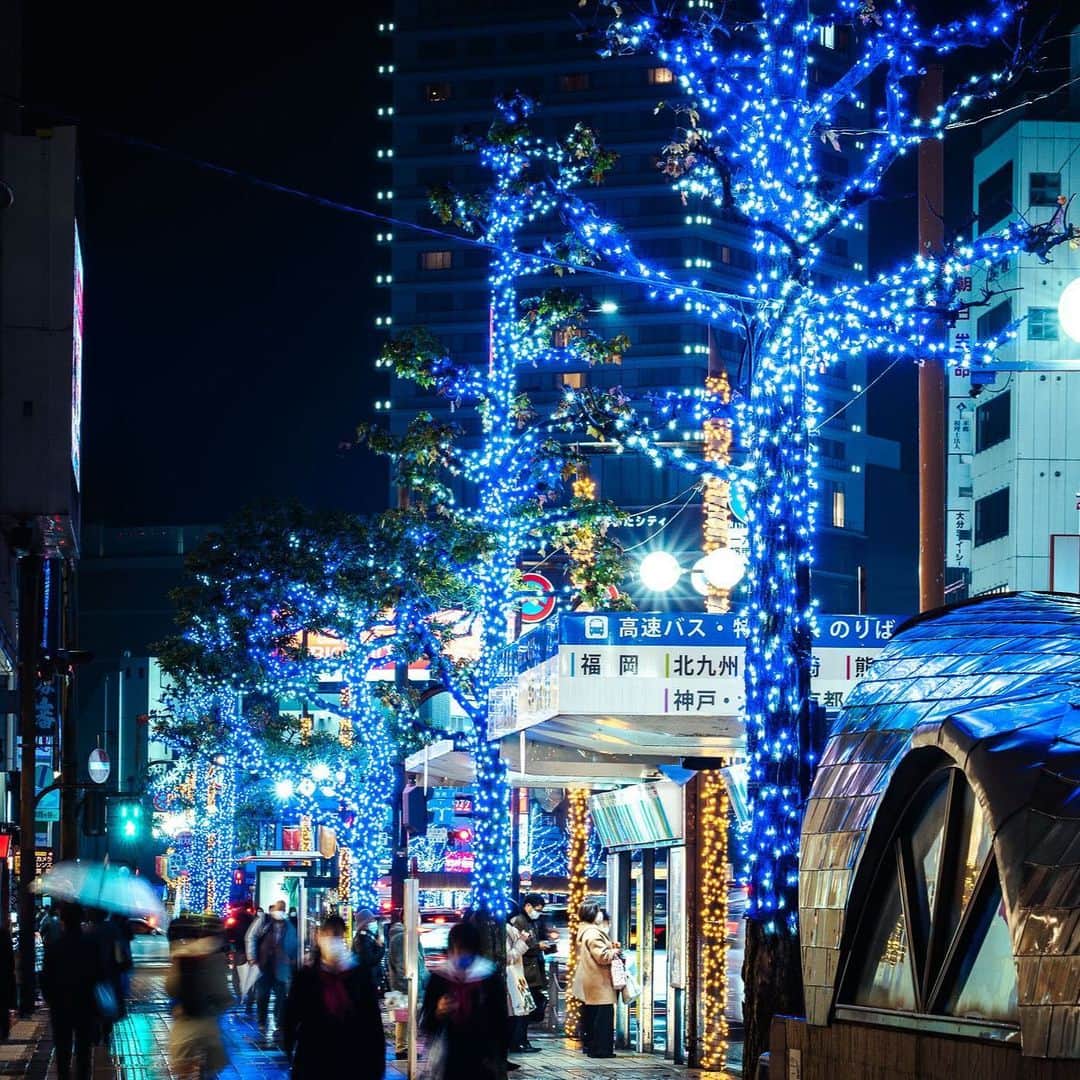 九州電力さんのインスタグラム写真 - (九州電力Instagram)「華やかに街を彩る光のファンタジー🌟 . 大分市の中心部で開催されている「おおいた光のファンタジー2023」は、大分都心まちづくり委員会とJR大分シティとが共同ではじめた今年で9回目となるライトアップイベントです🎄 大分駅府内中央口広場や中央通りをはじめ、中心市街地の各所で約50万球の光が夜の街並みを華やかに照らします✨ . ----------------------------------------------- 📍おおいた光のファンタジー2023 点灯場所：大分市中央通り・ふないアクアパーク・JR大分駅周辺・ガレリア竹町ドーム広場・若草公園・ふないサンサン通り・昭和通り交差点広場南側 期間：～2024年2月14日(水) 点灯時間：17:00~24:00 ----------------------------------------------- ※写真提供：大分都心まちづくり委員会 ※写真は過去に撮影されたものです ※最新情報はホームページをご確認ください  お届けする九州の風景が、皆さまの元気や癒しになれば幸いです☘️  #九州電力 #大分 #大分市 #大分駅 #イルミネーション #ライトアップ #おおいた光のファンタジー #hikarioita2023」12月1日 17時06分 - kyuden_official