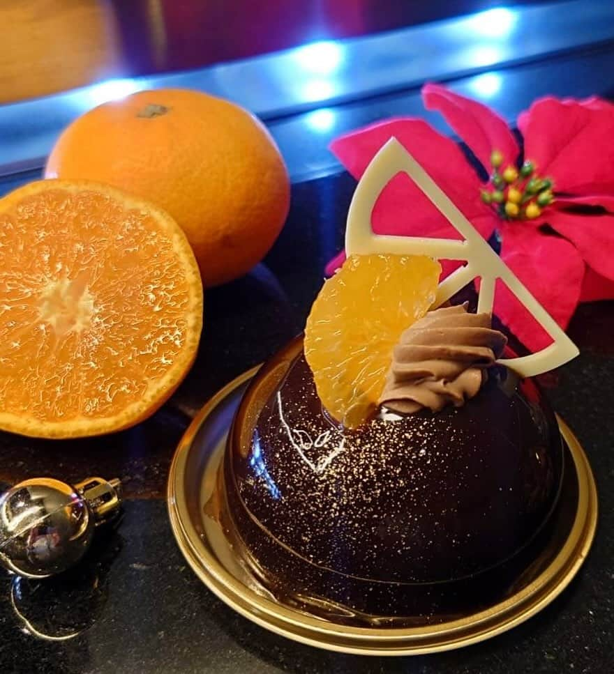 鎧塚俊彦さんのインスタグラム写真 - (鎧塚俊彦Instagram)「有田みかんを使ったクリスマスケーキ 「ルミエール・マンダリン・ノエル」 本日から発売開始❗️ みかんをクリームやコンフィチュールにしてショコラ・オ・レのムースとあわせました😀⤴️。 先日、和歌山県有田市に行って参りましたが今年の有田みかんは特に美味しいです‼️ クリスマスには苺も良いですが是非蜜柑も😀✌️。 #toshiyoroizuka #鎧塚俊彦　#トシヨロイヅカ　#有田みかん　#クリスマスケーキ￼」12月1日 17時06分 - toshiyoroizuka