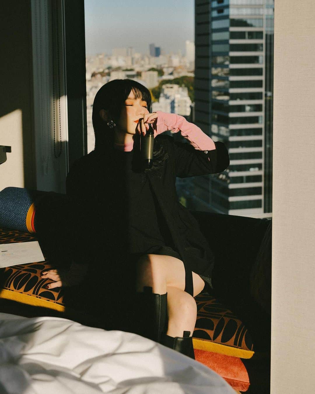 徐琁のインスタグラム：「跟我愛的Ipsaㄧ起去東京真的是好幸福🥰💓  問我喜歡的保養品 IPSA #流金水 在我心中永遠有一定地位😍✨ 可以穩定皮膚、保濕 肌膚還可以摸起來變嫩  這次超開心跟IPSA去東京總部 原來IPSA的產品這麼好用 就是有獨家的IPSALYZER肌膚檢測 從肌膚肌檢測數據提供 客制美麗處方籤 再選擇最適合自己的商品 參觀完實驗室後 更愛IPSA了💕  明年要推出的全新抗老精華水 就像是黑水晶一樣🖤🖤🖤 可以消除肌膚負面老化能量 強大的南非復活草成分 讓肌膚恢復年輕細緻、有強大修護效果！ 好用會再跟大家分享（試用中）  愛用還少不了 #ME小白瓶 🫶🏻 它是IPSA超級熱賣的水乳液 成分裡有「酵母」添加和植物萃取 是讓肌膚恢復緊緻、保濕補水的重要關鍵 持續用就能輕鬆養出漂亮仙女肌💗  很推薦大家到到全省專櫃體驗肌膚檢測唷 要了解自己的皮膚才能找到最適合自己肌膚的處方籤～🌸  @ipsa_tw #IPSA #IPSATW」