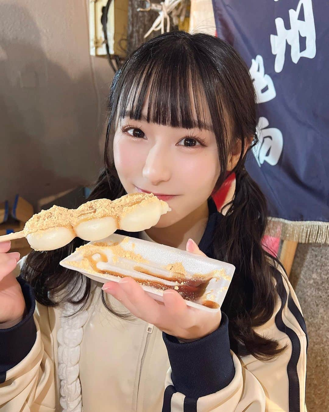 山崎玲奈さんのインスタグラム写真 - (山崎玲奈Instagram)「お団子大好き〜！🍡❤︎  いつもは、みたらしか味噌だけど 珍しいかったから黒蜜頼んだ〜！美味しかった💓」12月1日 22時37分 - yamazaki_reina