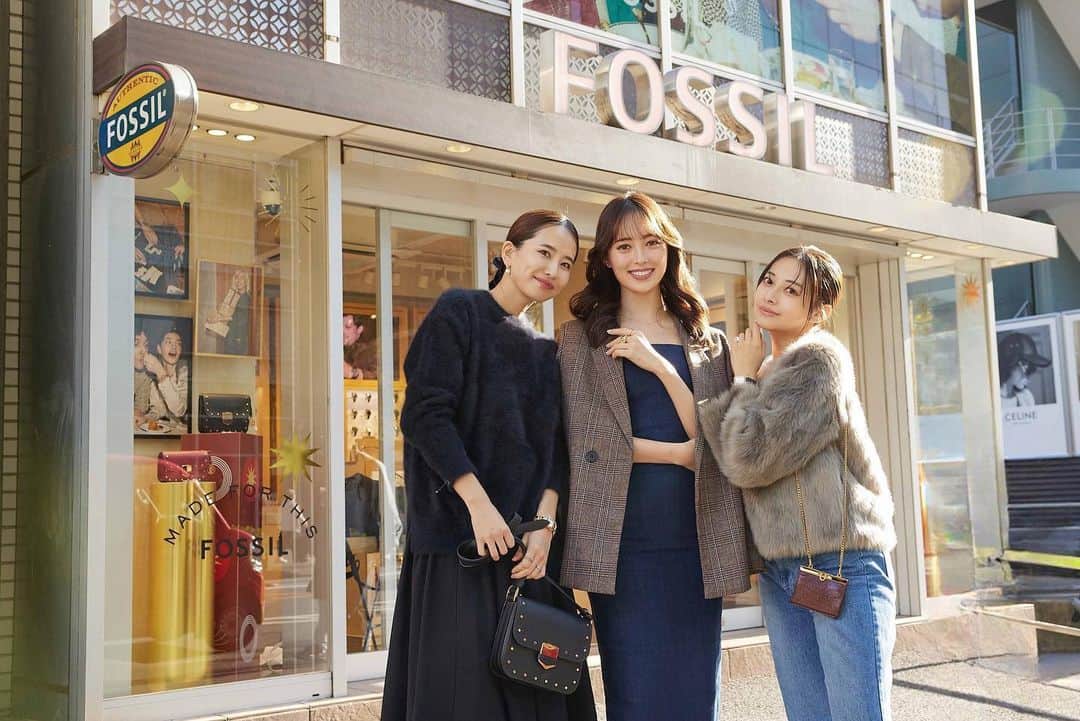 宮内理沙さんのインスタグラム写真 - (宮内理沙Instagram)「FOSSIL原宿明治通り店にて本日(12/1)から開催されるホリデーキャンペーンを一足先に体験してきました🎄  時計やジュエリー、バッグなどたくさんのアイテムが揃っていてプレゼントや自分へのご褒美にも良いなと思いました🌹  着用しているリングウォッチがとてもお気に入りで、一緒に着けているリングと合わせたり、他にもたくさんのアクセサリーがあるので何パターンものコーディネートができるのでたくさん活躍しそう💍  そして店内にあるクリスマスツリーに飾られているオーナメントがガチャガチャになっていて、ペアウォッチが当たるとのことでした😳🎁 みなさんも是非体験しに来てください✨  #PR #FOSSIL #modelpress #gifted」12月1日 22時37分 - risa_miyauchi