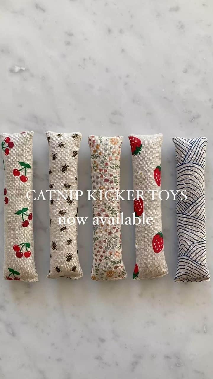 catinberlinのインスタグラム：「💥 BIG NEWS 💥 Our new Catnip Kickers are finally available! Filled only with 100% organic catnip, approx. 17 cm long & available in different prints or duos - the purrfect gift for every oh-so spoiled gentlecat! 🙀 What do you think? ❤️ catinberlin.com  #catinberlin #cats #cat #catstagram #kitty #pets #petsofinstagram #kicker #catnip #catniptoy #katzenminze #lovecats #weihnachten #geschenke #geschenkidee #xmas #christmasgifts #reel #reels #reelsinstagram #reelsvideo #reelsviral」