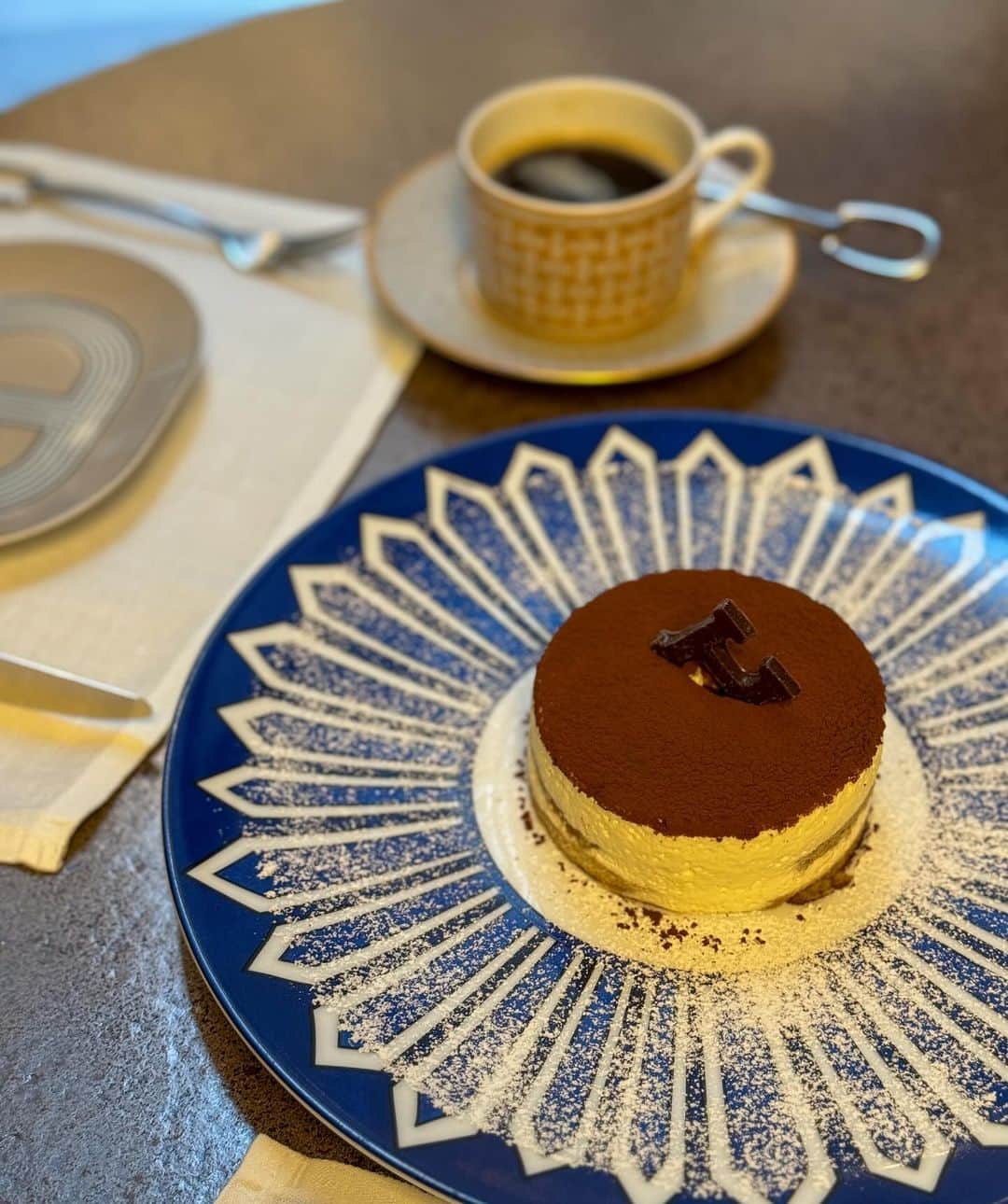 小泉里奈さんのインスタグラム写真 - (小泉里奈Instagram)「🇰🇷📍 𝐻𝑒𝑟𝑚𝑒𝑠 𝐶𝑎𝑓𝑒 𝑀𝑎𝑑𝑎𝑛𝑔  今回、韓国で絶対に行くと決めてたカフェ。  ティラミスがふわっふわで美味しかった🤎 ゆっくりできるし、空いてて穴場だったな〜。  ※眉アートしたてで眉毛濃いめでお届けしております。笑  #韓国 #韓国旅行 #渡韓記録 #韓国情報 #韓国カフェ #韓国カフェ巡り #狎鴎亭ロデオ #ソウルカフェ #江南カフェ #강남 #압구정로데오역 #압구정로데오 #압구정카페 #강남카페 #맛집공유 #맛집탐방 #카페투어 #카페추천 #브이로그 #HERMESCAFEMADANG #koreatravel #jmtgr #onthetable #photo_travelers #igphotoworld #ig_korea」12月1日 22時39分 - koizumi_rina