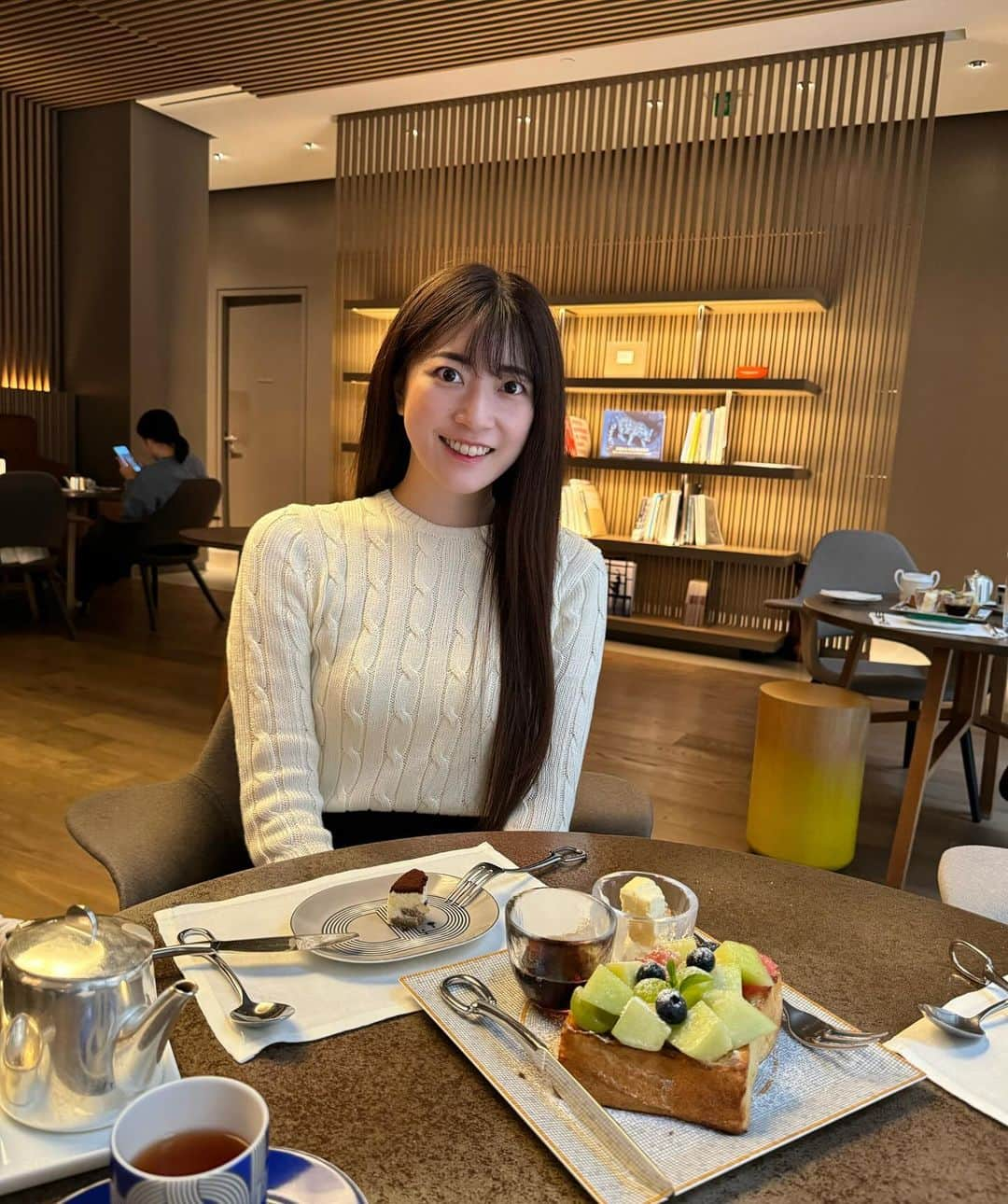 小泉里奈のインスタグラム：「🇰🇷📍 𝐻𝑒𝑟𝑚𝑒𝑠 𝐶𝑎𝑓𝑒 𝑀𝑎𝑑𝑎𝑛𝑔  今回、韓国で絶対に行くと決めてたカフェ。  ティラミスがふわっふわで美味しかった🤎 ゆっくりできるし、空いてて穴場だったな〜。  ※眉アートしたてで眉毛濃いめでお届けしております。笑  #韓国 #韓国旅行 #渡韓記録 #韓国情報 #韓国カフェ #韓国カフェ巡り #狎鴎亭ロデオ #ソウルカフェ #江南カフェ #강남 #압구정로데오역 #압구정로데오 #압구정카페 #강남카페 #맛집공유 #맛집탐방 #카페투어 #카페추천 #브이로그 #HERMESCAFEMADANG #koreatravel #jmtgr #onthetable #photo_travelers #igphotoworld #ig_korea」