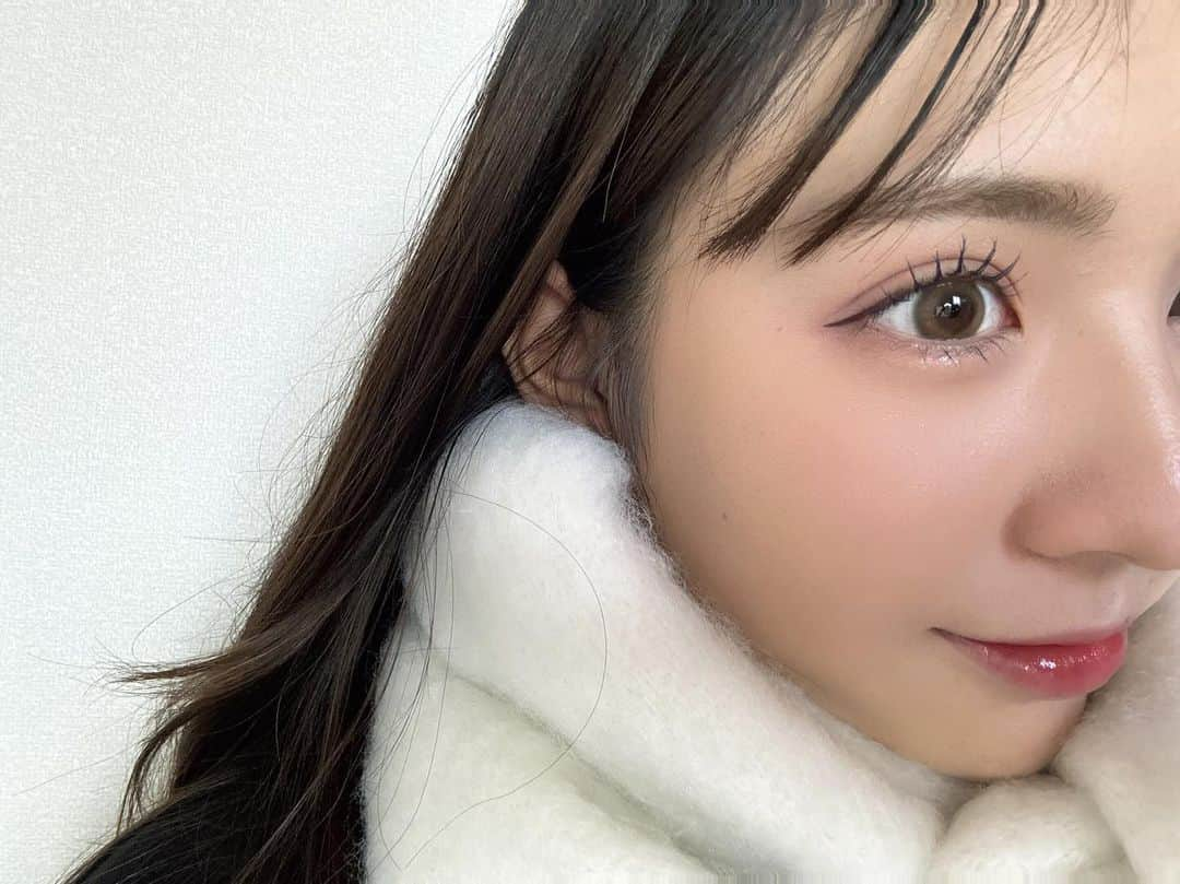 清水あす香さんのインスタグラム写真 - (清水あす香Instagram)「展示会で気に入った商品でクリスマスデートメイクをしてみました🎄.*   #CLIO  プロアイパレット エアー 02 捨て色が無く程よいラメ感でこなれ風に目を主張できとても可愛いThe女の子なパレット♡   #nobev アンダーアイ コンシーラー 01 これだけで涙袋ぷっくりなるしペン先が細いのでとっても描きやすい❁�   #MAYBELLINE スカイハイ 06  まつ毛がまとまりやすくて束感にしやすいჱ̒´- そしてブルーがいい感じに抜け感をだしてくれる🩵   #andbe プレストチーク シームレスピンク 明るすぎず暗すぎず、肌なじみのいい色で血色感をプラスしてくれるような色☺︎   #WAKEMAKE デュイジェルグロウティント 02 万人受け色でちゅるちゅる唇になれるしピーチのいい香り🍑  皆も是非参考にしてみてください•͈˽•͈  #PR #ロフト展示会 #ロフトのベストコスメ2023 #ロフトコスメ #クリスマスデートメイク」12月1日 17時18分 - asu_asu_51000