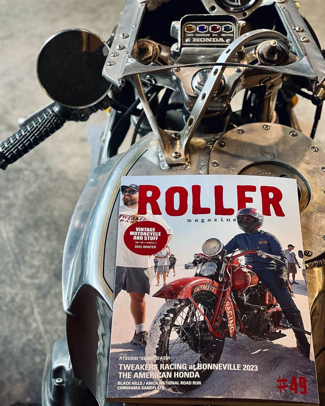 ウェスコのインスタグラム：「【メディア情報】 ROLLER magazine #49 発売中！  年4回発行の季刊誌、『ROLLER magazine』。 今号のWESCO LOVERSには、カスタムバイクシーンにおいて、通称"ZEROスタイル"とその名を世界中に知らしめた、チャボエンジニアリングの木村信也氏にご登場頂きました！  90年代、カスタムバイクシーンを席巻したZERO ENGINEERING。 独自の世界観で造り上げられるカスタムバイクは、日本国内はもとより海外でもその実力が高く評価され、日本人ビルダーの存在を世界に知らしめる一端となりました。  その影響力は計り知れないほど。 今現在、活躍をされているビルダーさんたちからも絶大な支持を集め、間違いなくシーンに衝撃と多大な影響を与え続けている一人でしょう。  そして、WESCO LOVERS内でご紹介するウエスコブーツは幾度となくリペアを施しながら30年以上履き続けている"Boss"をピックアップ。 キャノンボールなどのレースではレースアップブーツを着用されているので目新しく映るかもしれません。  さらに！！ 最新刊の巻頭ではWESCO LOVERS取材時に撮影した、'79 FX "Shaker"でライドする木村信也氏をWESCO JAPANの見開きの広告として起用させて頂きました！  ぜひ、お取り扱い店でお買い求めのうえご覧ください。  " Special Thanks to Shinya Kimura, chabott engineering @_____menacing___ayu_____ "  -Contents- WIDE OPEN ALL THE TIME LETTERS FROM FKN AHOLE CHIRIHAMA SANDFLATS 2023 FIFTY WEIGHT FORECAST 2023 AMCA BLACK HILLS NATIONAL ROAD RUN WHEELS LOVERS DAYS THE AMERICAN HONDA etc...  【Staff Blog】 https://wescojapan.blogspot.com/2023/12/roller-magazine-49.html?m=1 ・ @wesco_japan アカウントトップのURLからブログへリンクします。 ・ #ROLLERmagazine #49 #WESCOLOVERS #ShinyaKimura #chabottengineering #westcoastshoecompany #wesco #wescoboots #scapoose #oregon #madeinUSA🇺🇸 #since1918 #osaka #wescojapan #tokyo #wescoebisu #wescosetagaya」