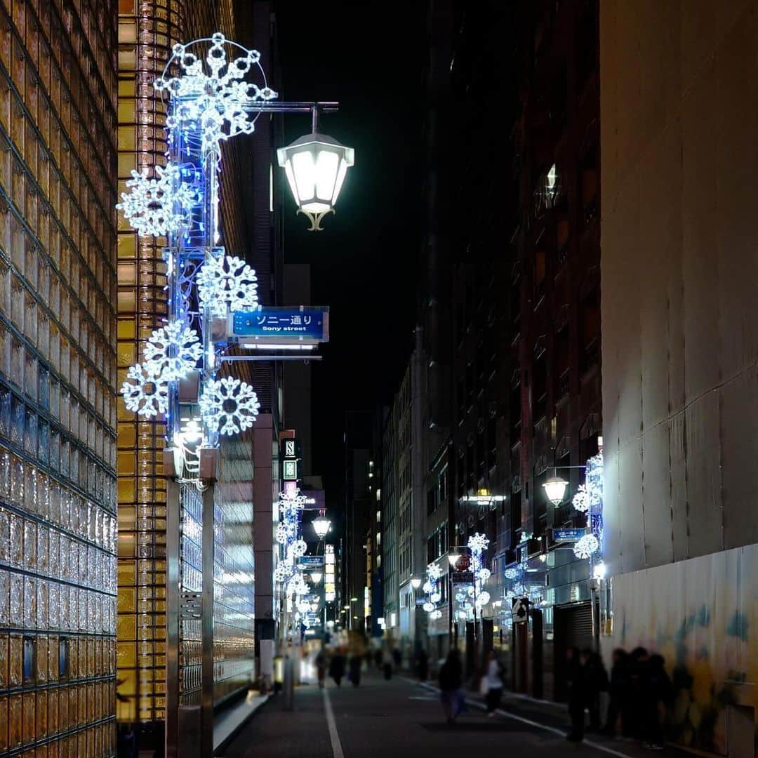 GINZA SONY PARK PROJECTのインスタグラム：「【「ソニー通り」のイルミネーション / Shining illumination in "Sony Street"】  この時期、「ソニー通り」のサインには雪の結晶を模した青いイルミネーションが輝き、夜の銀座を彩っています。 Ginza Sony Parkを囲む通りのひとつ「ソニー通り」は、51年前の今日に命名されました。  At this time of year, the "Sony Street" shines with blue illuminations resembling snowflakes, decorating Ginza at night. 51 years ago today, one of the streets surrounding Ginza Sony Park, was named as "Sony Street"   #ソニー通り #SonyStreet #SonyPark #Ginza #GinzaSonyParkProject」