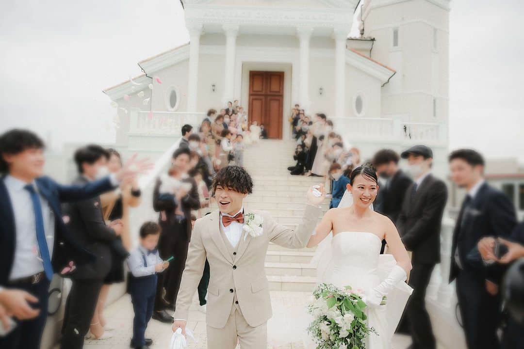 家族挙式さんのインスタグラム写真 - (家族挙式Instagram)「. お子さまがたくさん参列したおふたりの結婚式は 笑いあり涙ありの心温まる一日となりました🕊  きっとお子さまにとっても 一生忘れられない思い出となったはずです✨  会場：セントアクアチャペル大阪 . -------------------- @kazoku_wedding をフォローして、 #家族挙式 でお写真を投稿してくださいね＊* ----------------------- . “家族挙式ベスト“なら 【挙式・衣裳・美容・写真】が含まれた プランが99,000円〜叶います＊ ▽予約はTOPのリンクから❁ >>> @kazoku_wedding  ------------------- #家族挙式 #ベストアニバーサリー #家族 #Family  #bestanniversary #少人数婚 #ウェディング #結婚式準備 #結婚式 #フォトウェディング #プレ花嫁 #卒花 #日本中のプレ花嫁さんと繋がりたい #花嫁 #卒花嫁 #国内挙式 #ウェディングドレス #プラコレ #DRESSY花嫁 #結婚式場 #家族婚 #少人数結婚式 #関東花嫁 #東京花嫁 #結婚式場探し #結婚準備 #お子さま演出 #子供演出 #フラワーシャワー」12月1日 17時15分 - kazoku_wedding